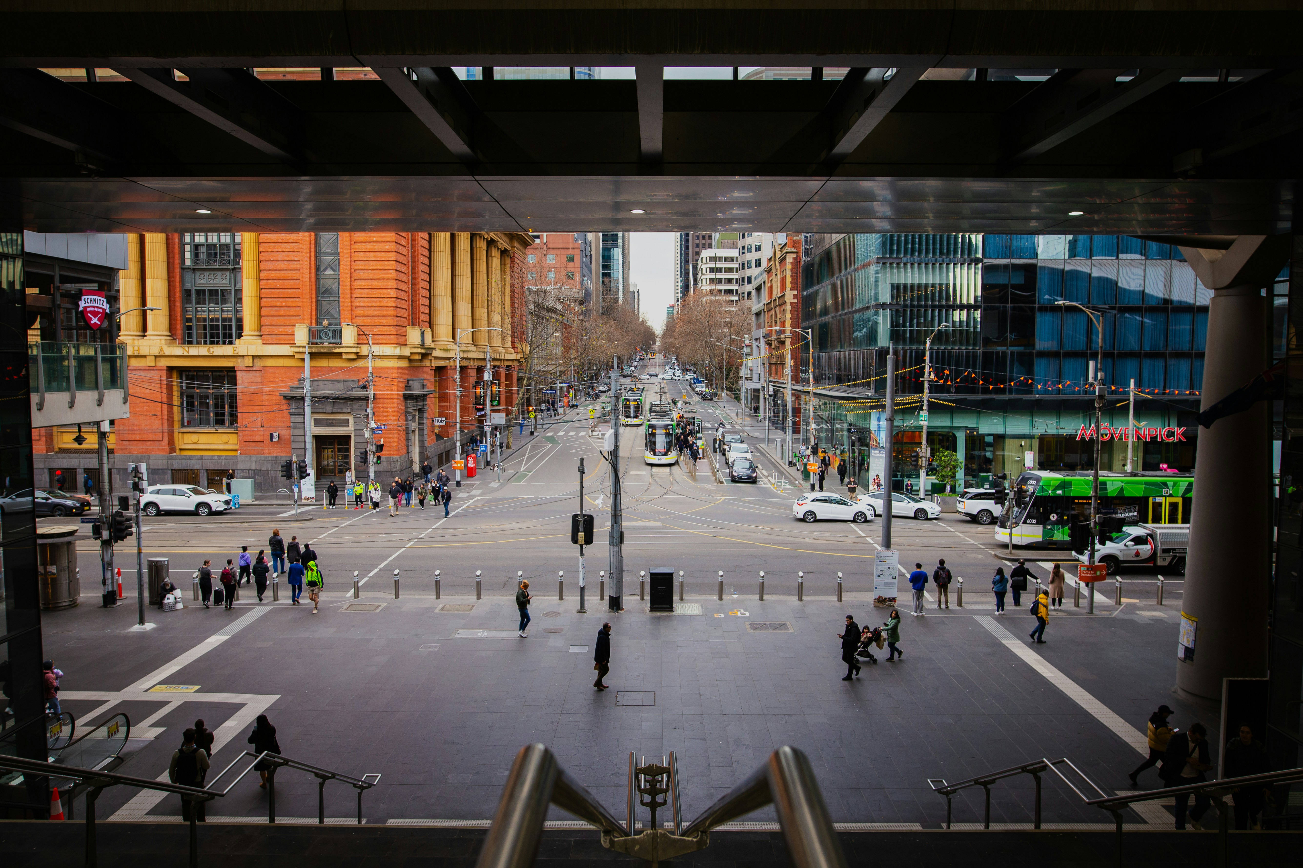 A city street filled with lots of traffic