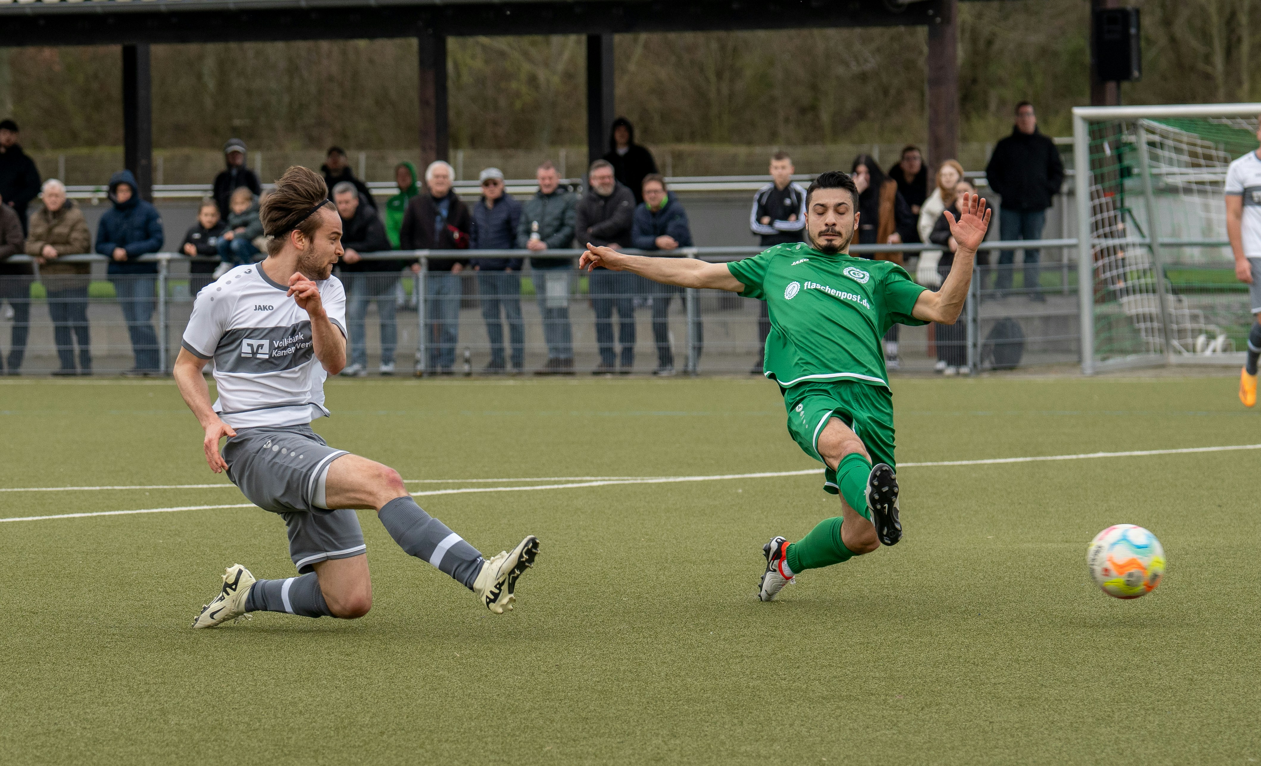 Eine Gruppe von Männern, die eine Partie Fußball spielen