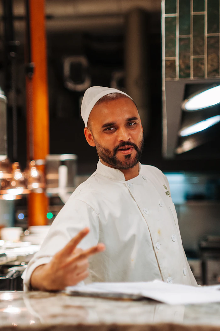 Chef de restaurant devant son comptoir