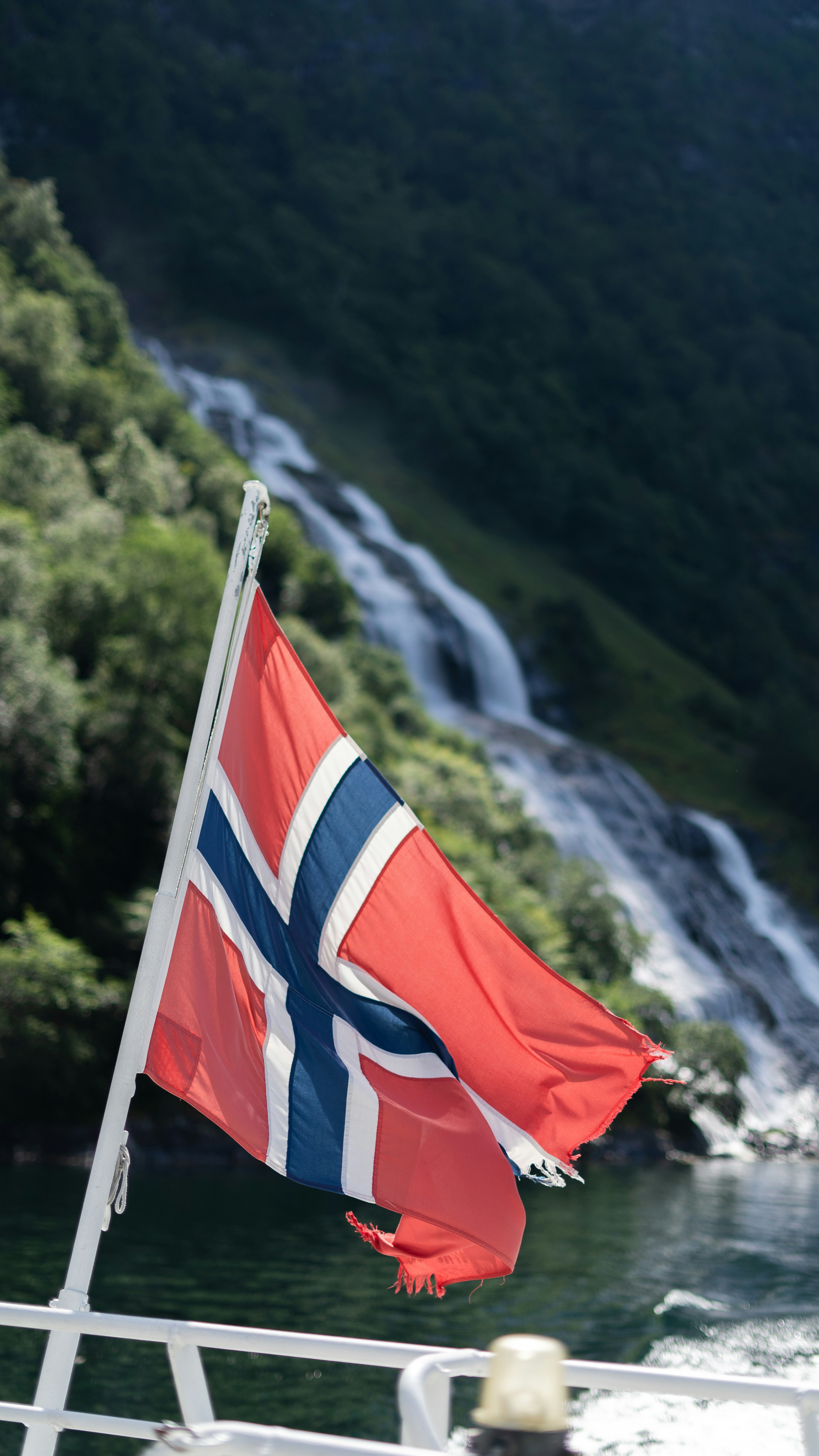 Eine Flagge, die an der Seite eines Bootes weht