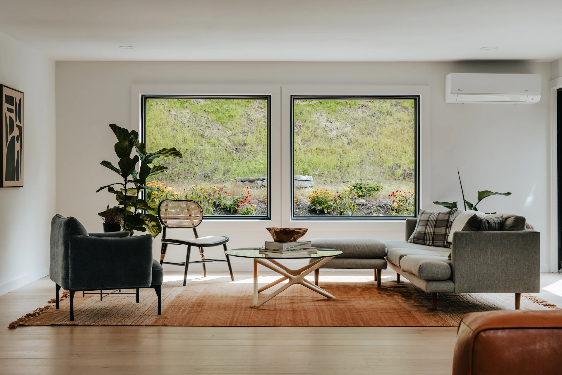 Salon contemporain avec de grandes fenêtres prêtes à recevoir des stores sur mesure