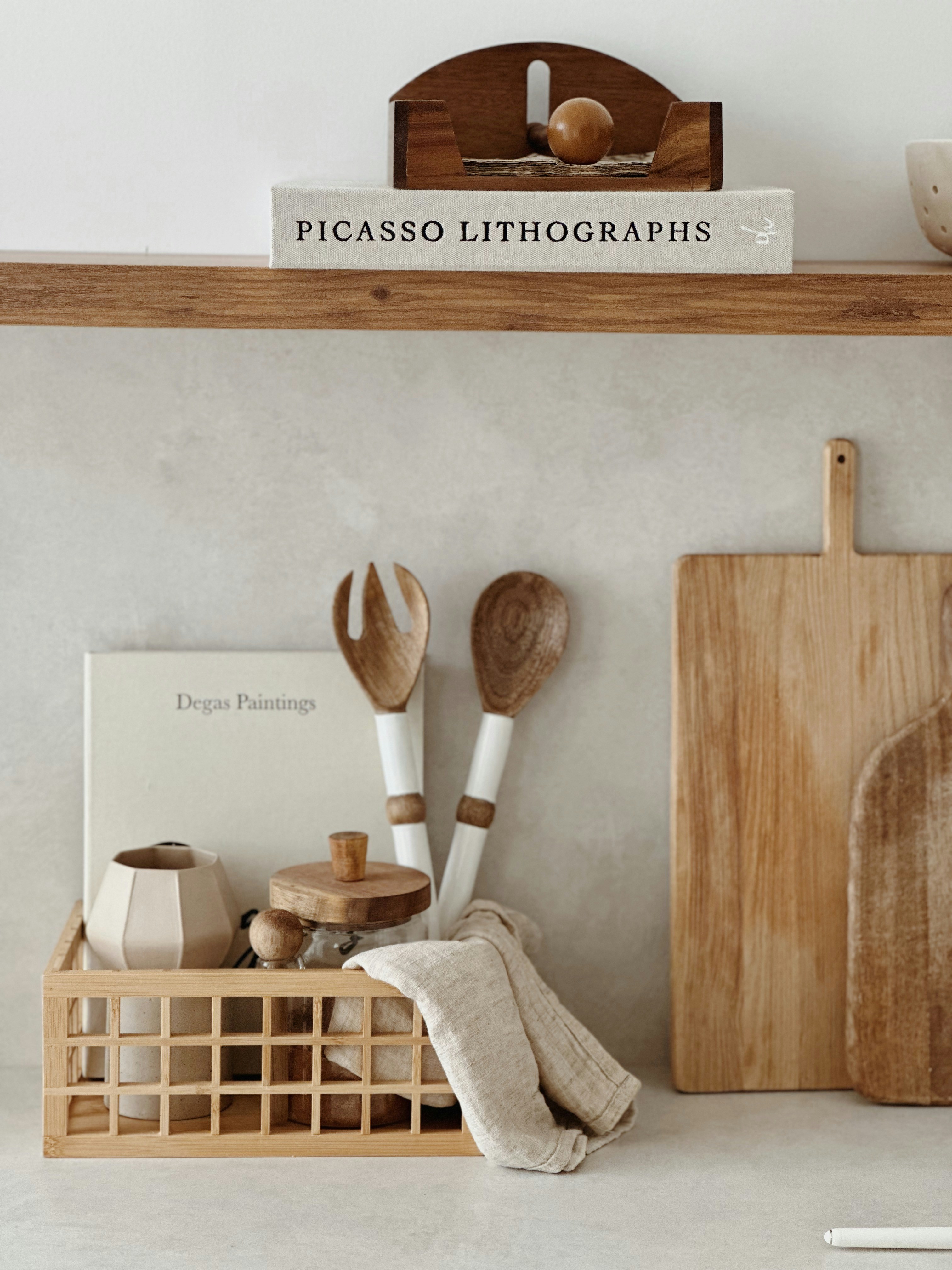 Una encimera de cocina con tabla de cortar y utensilios