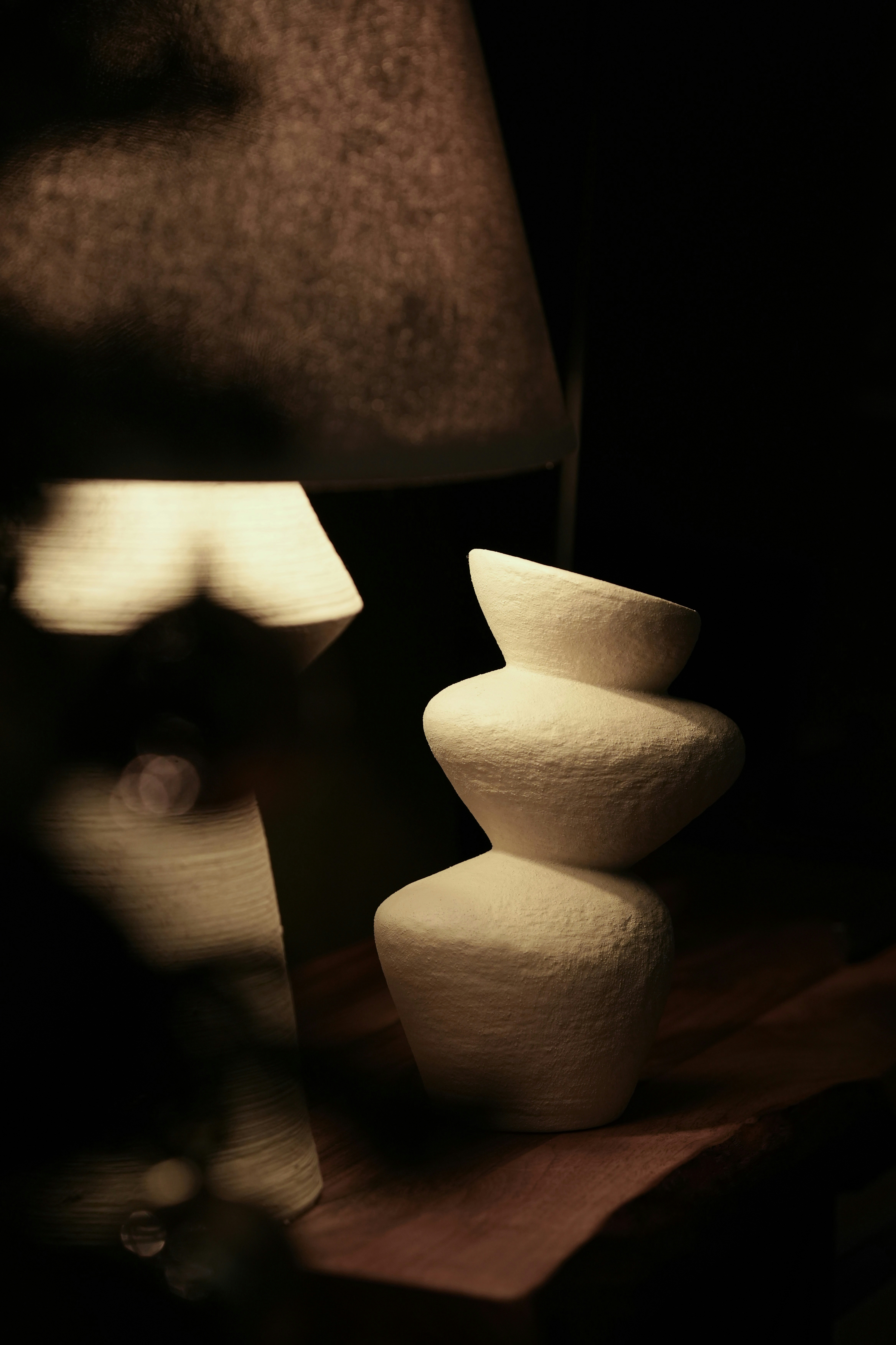 Un primer plano de la cara de una persona junto a una pila de objetos blancos