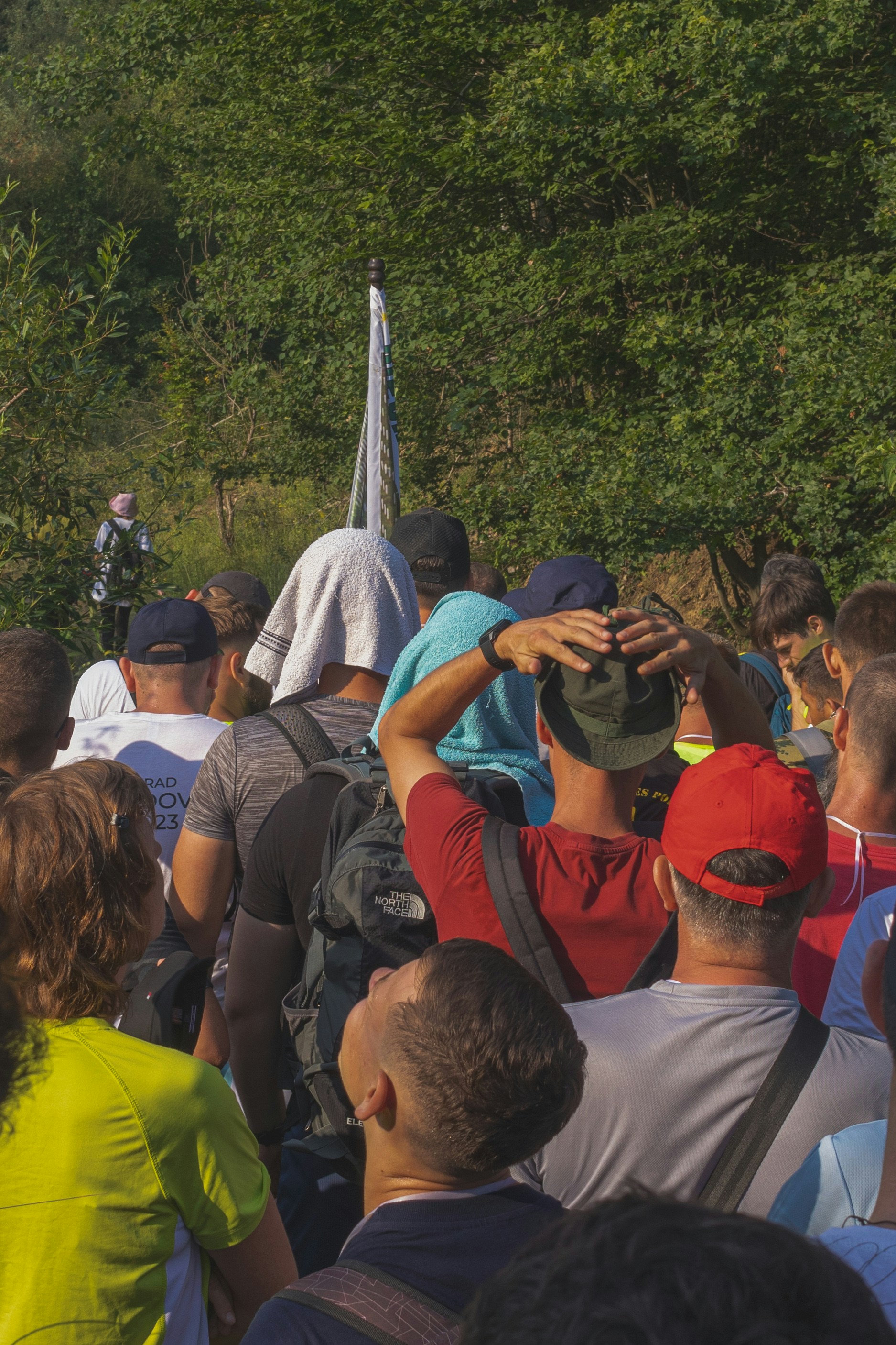 Un grupo de personas de pie una alrededor de la otra