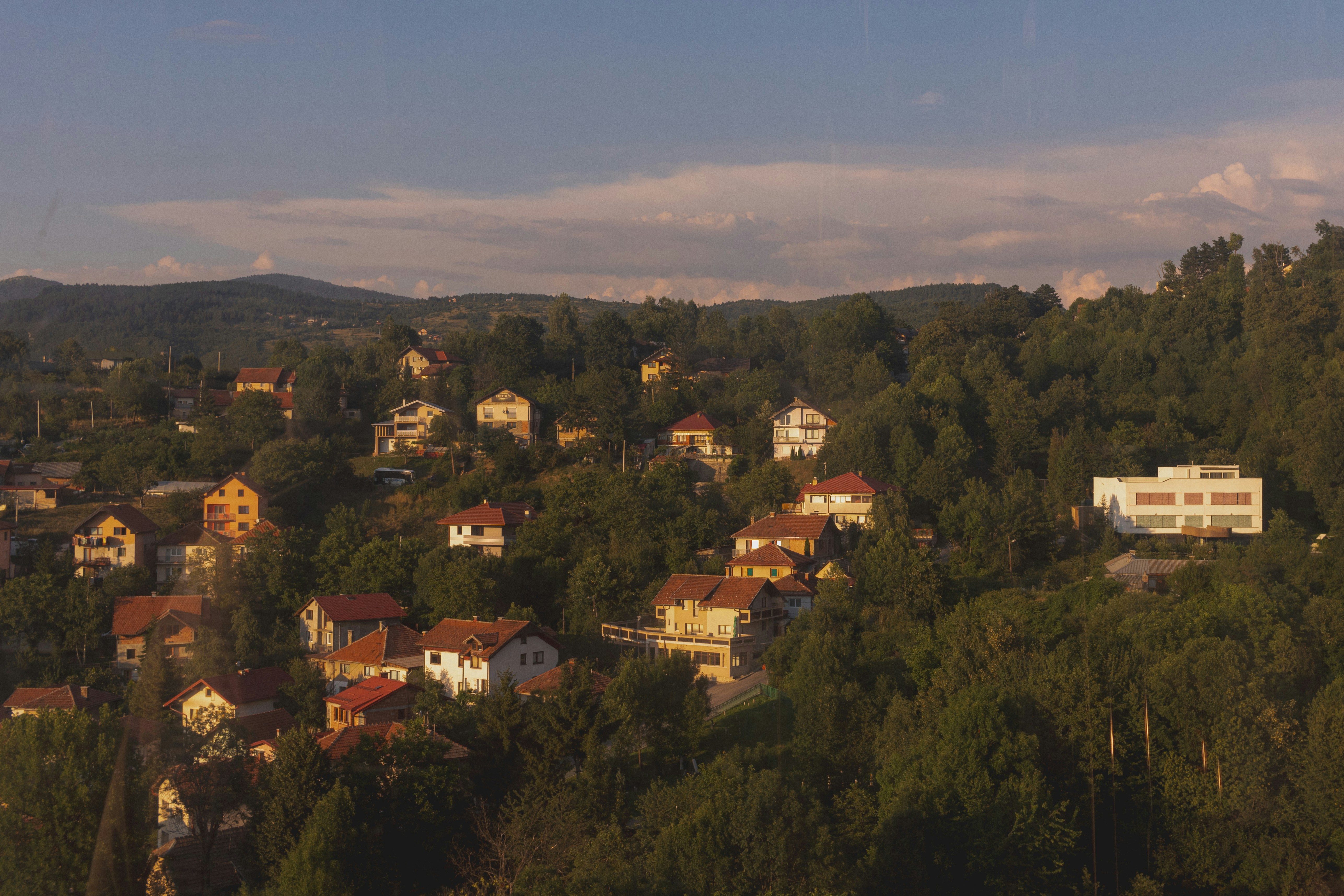 Una vista de un pequeño pueblo desde una colina