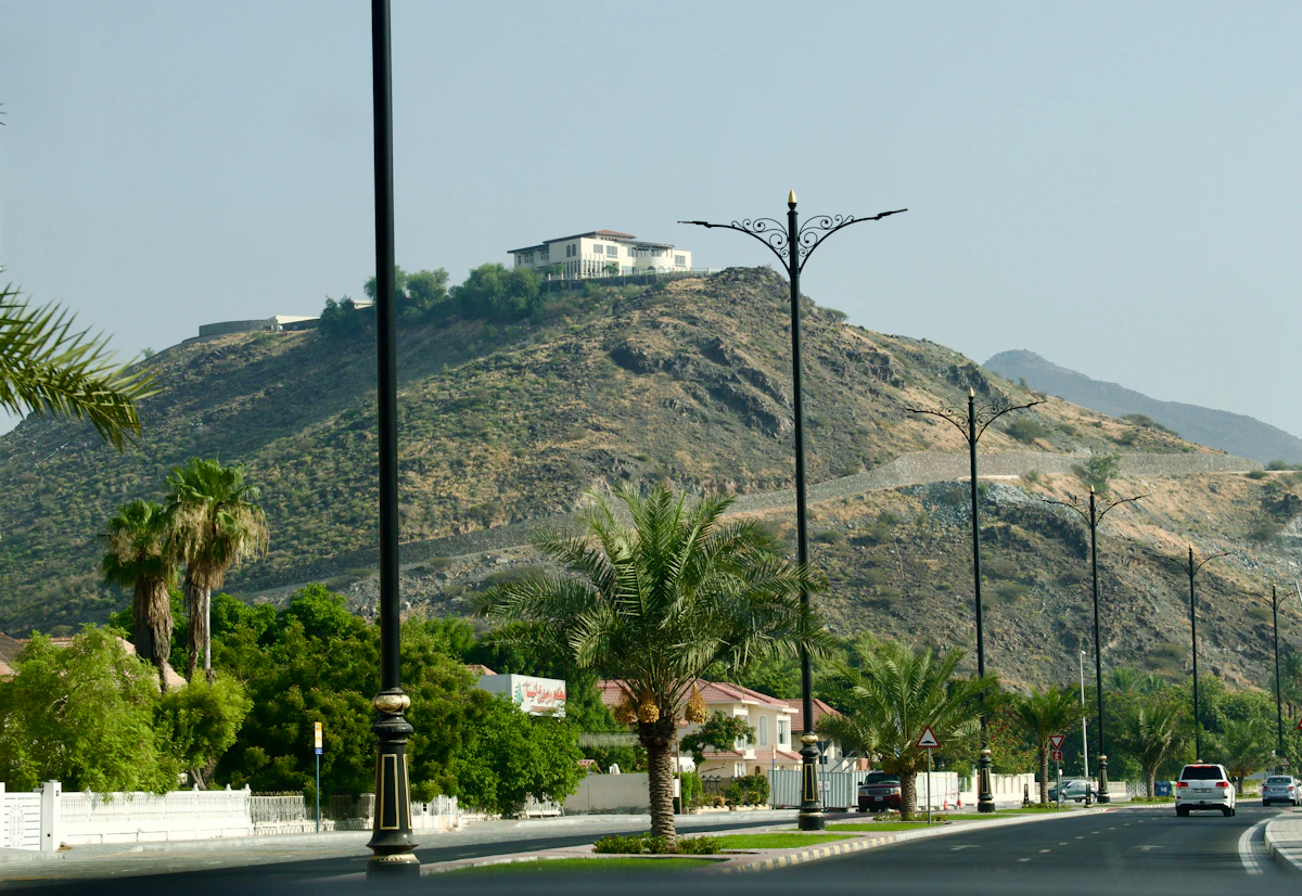 Straße in Fujairah City mit Hadschar-Bergen im Hintergrund