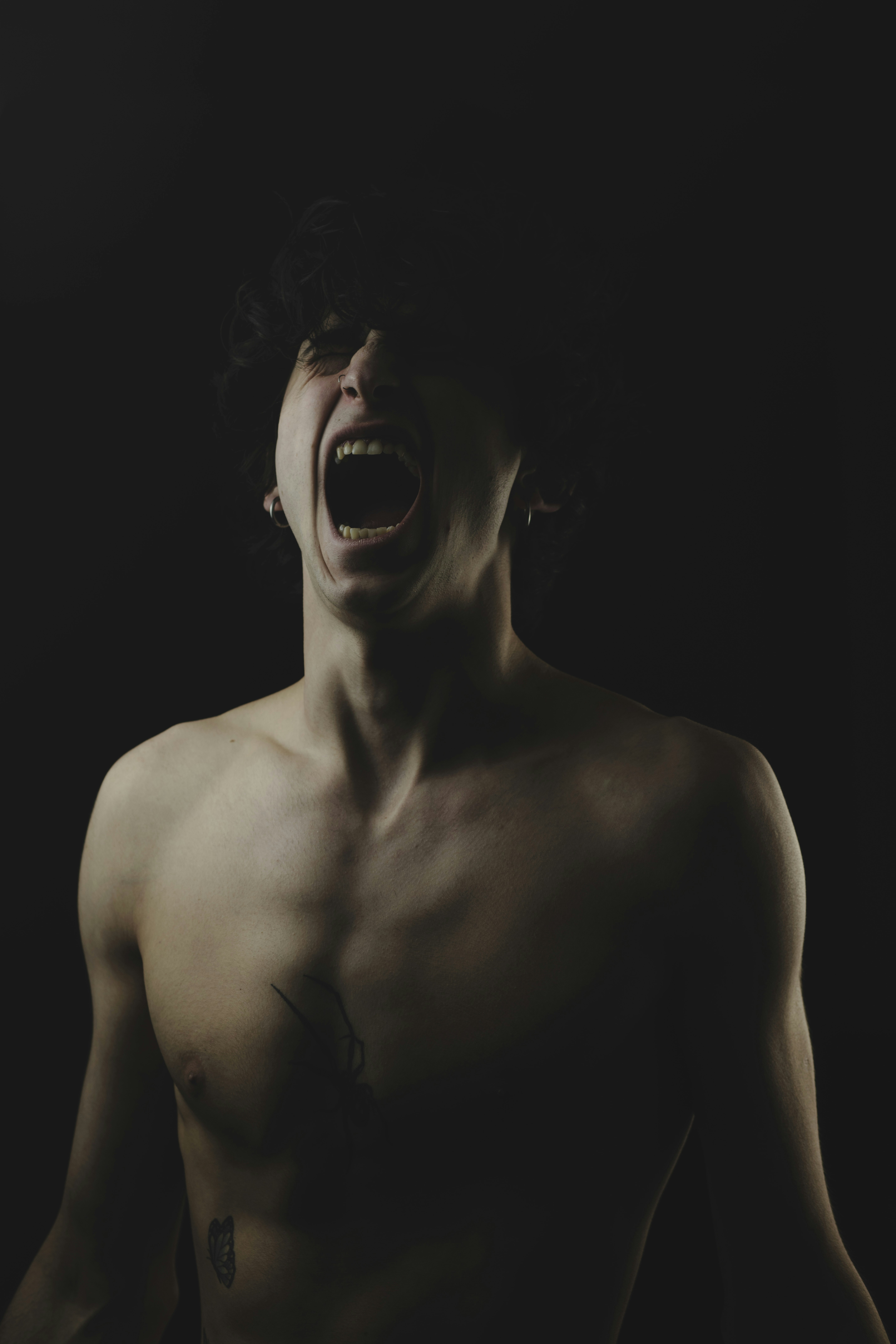 비명을 지르는 남자 사진 | Unsplash에서 무료 이미지 다운로드, image size:3000x4500