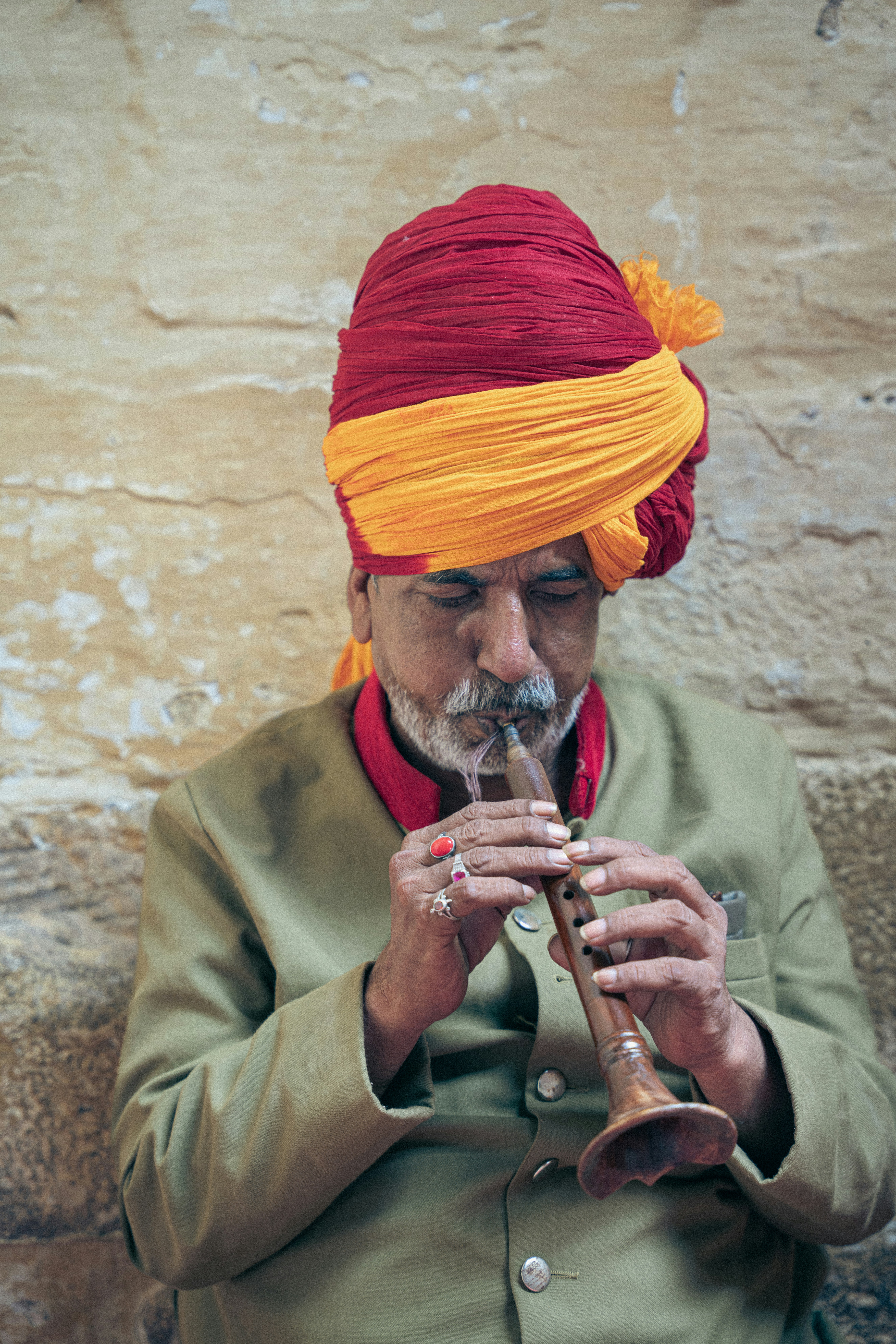 Un hombre con turbante tocando una flauta