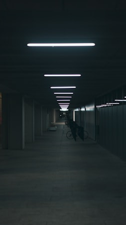 Couloir futuriste évoquant la science-fiction