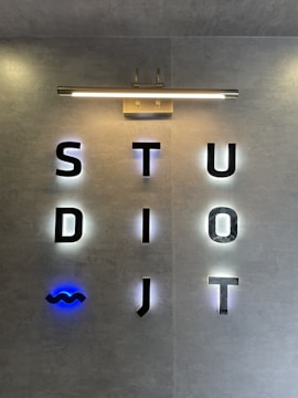 A sign that is on the side of a wall