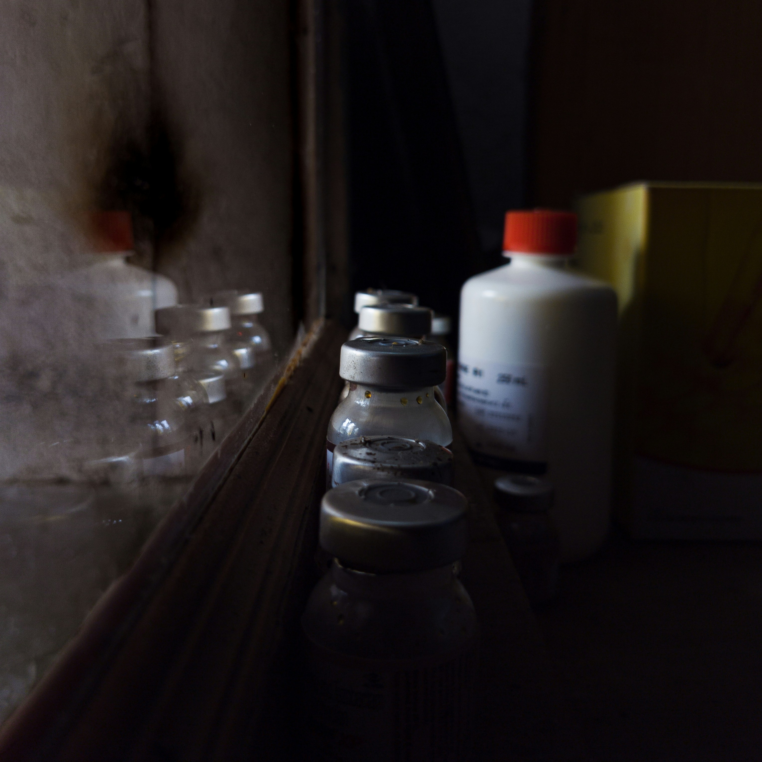 Una bottiglia di liquido seduta sopra un bancone