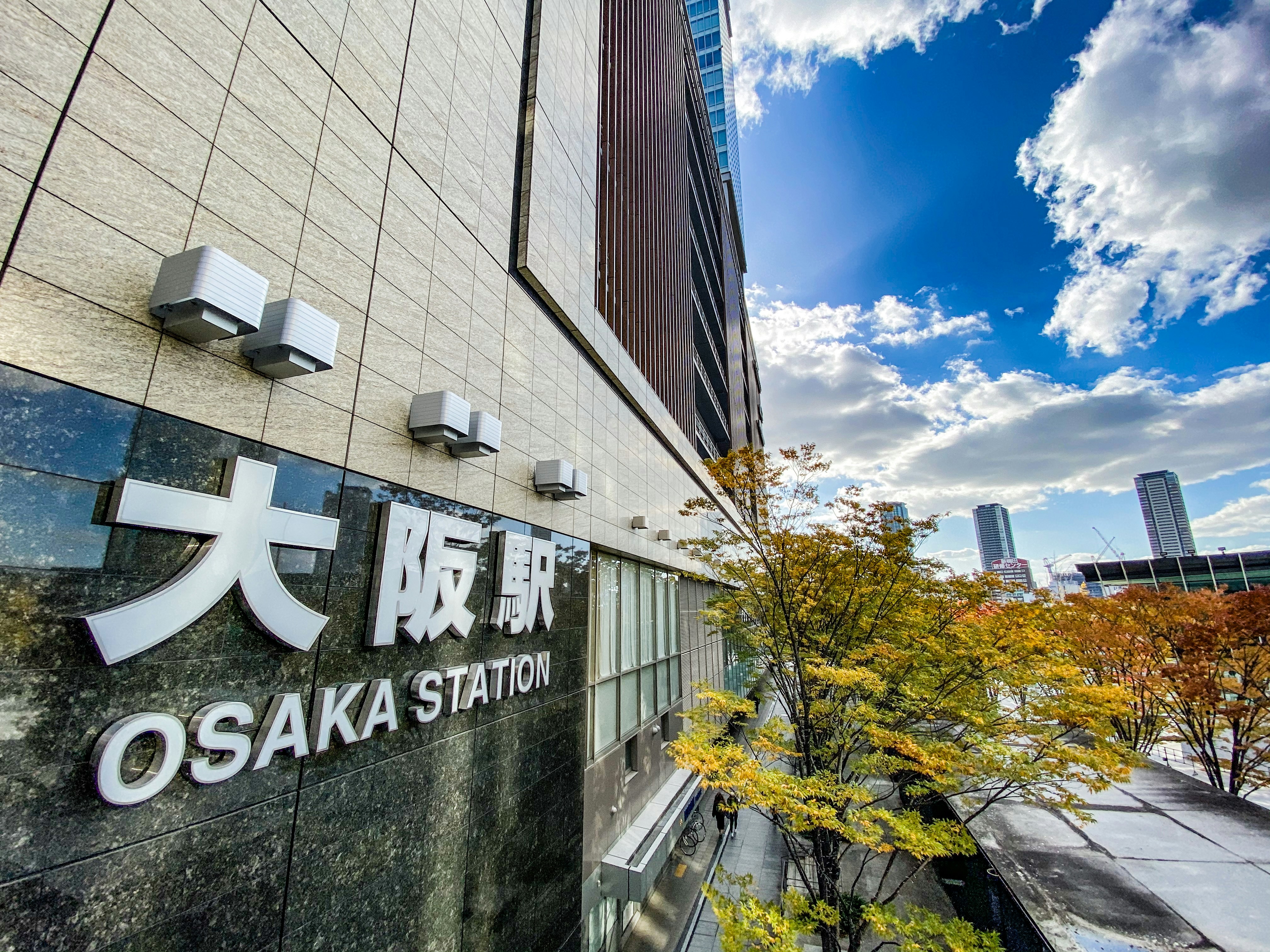 企業團隊討論市場策略與風險評估圖表