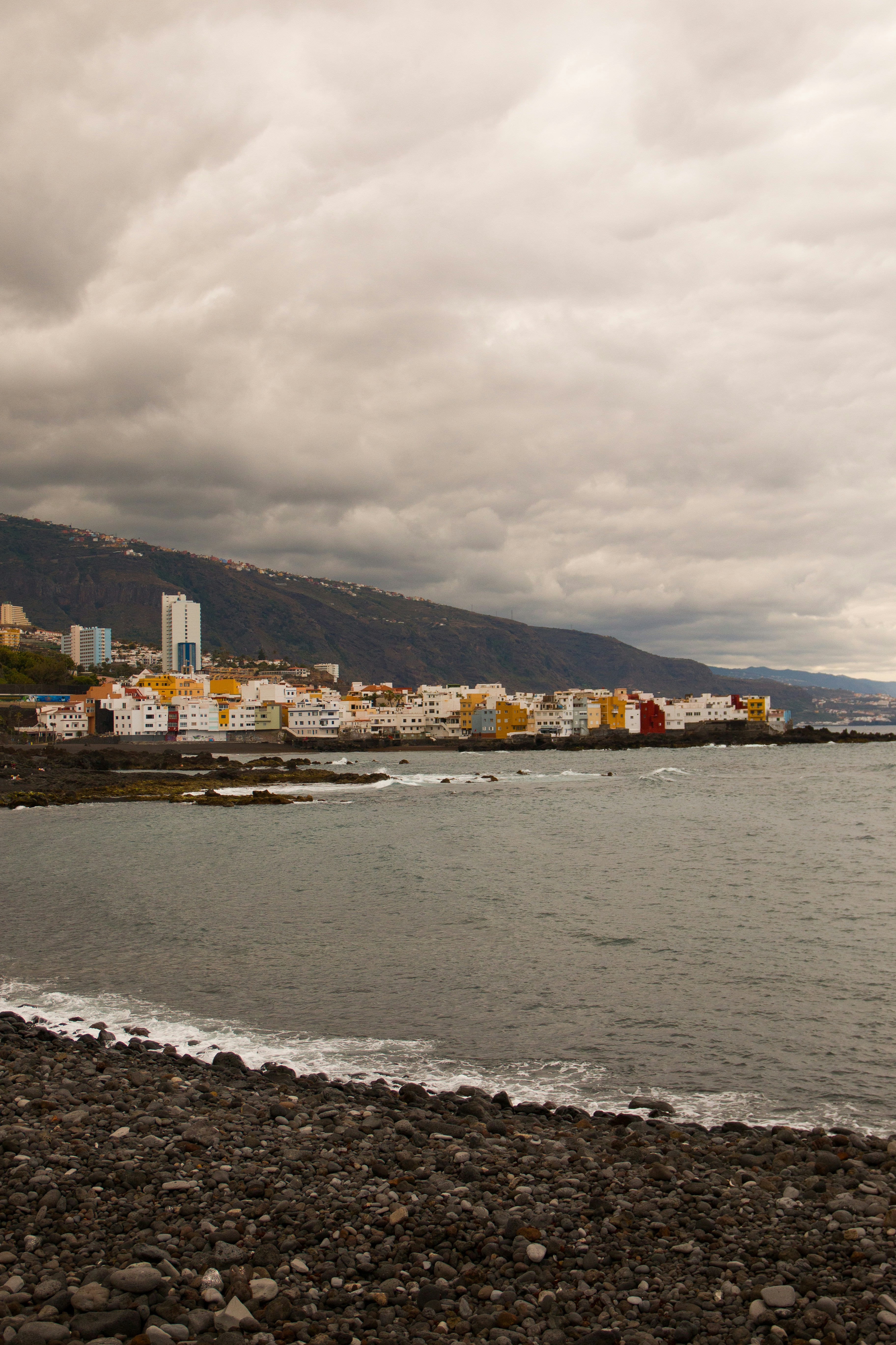 Uno specchio d'acqua con una città sullo sfondo