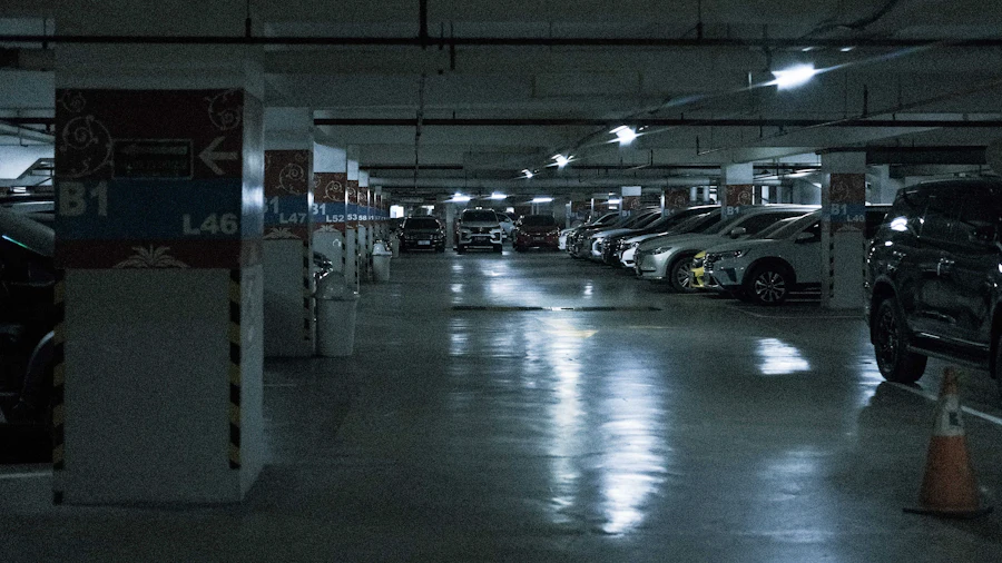 Garagem do grupo com veículos estacionados