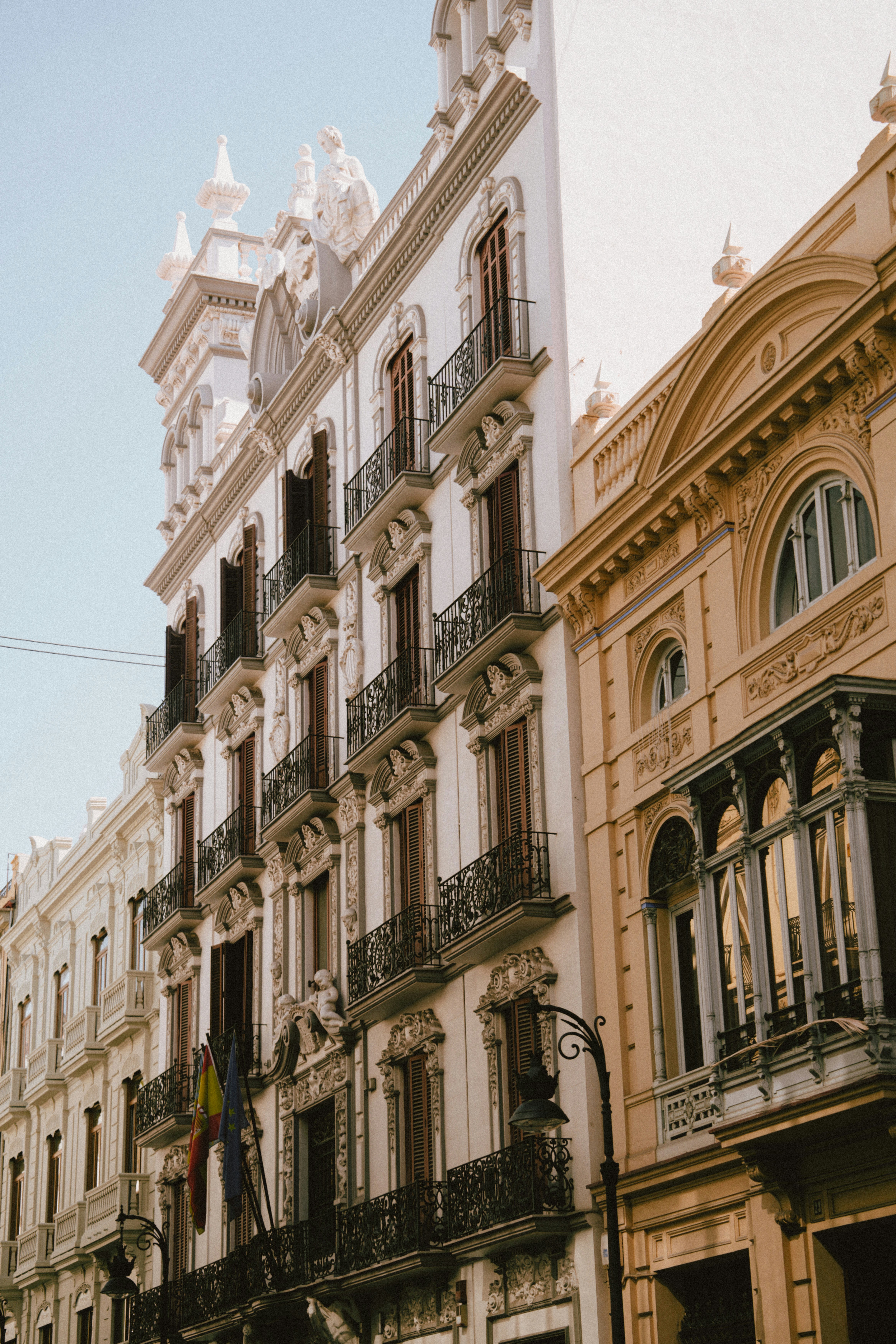 A row of buildings with balconies and balconies