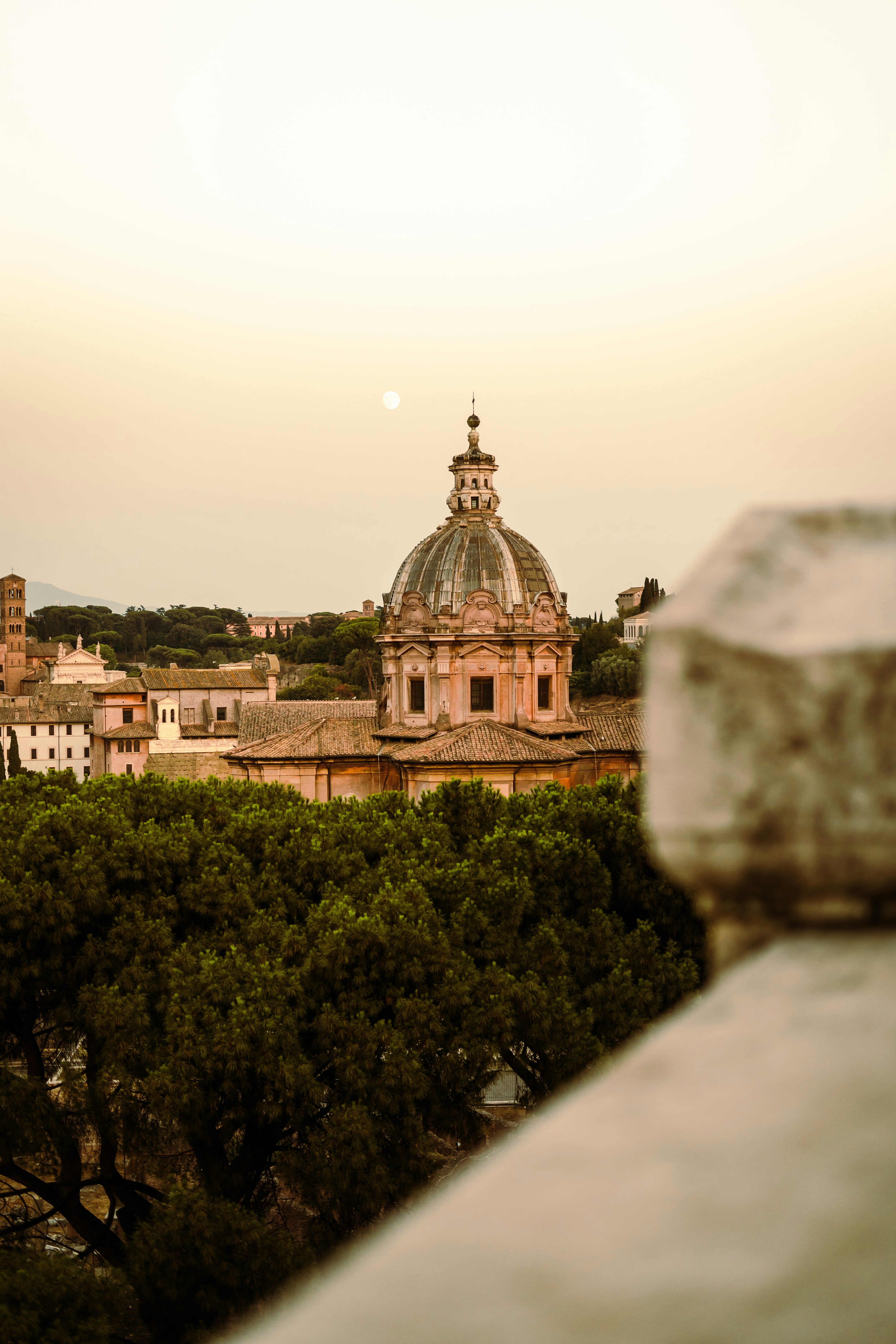 Vista di una città dal tetto di un edificio