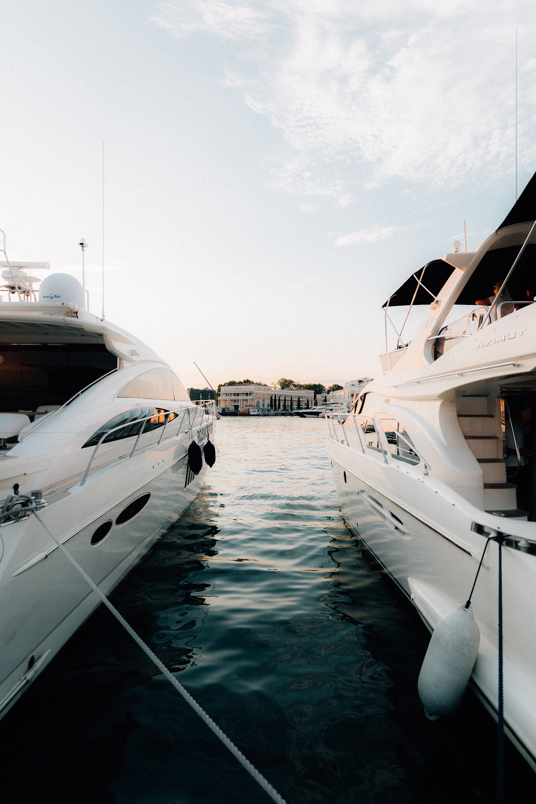 Yachts amarrés dans une marina au coucher du soleil
