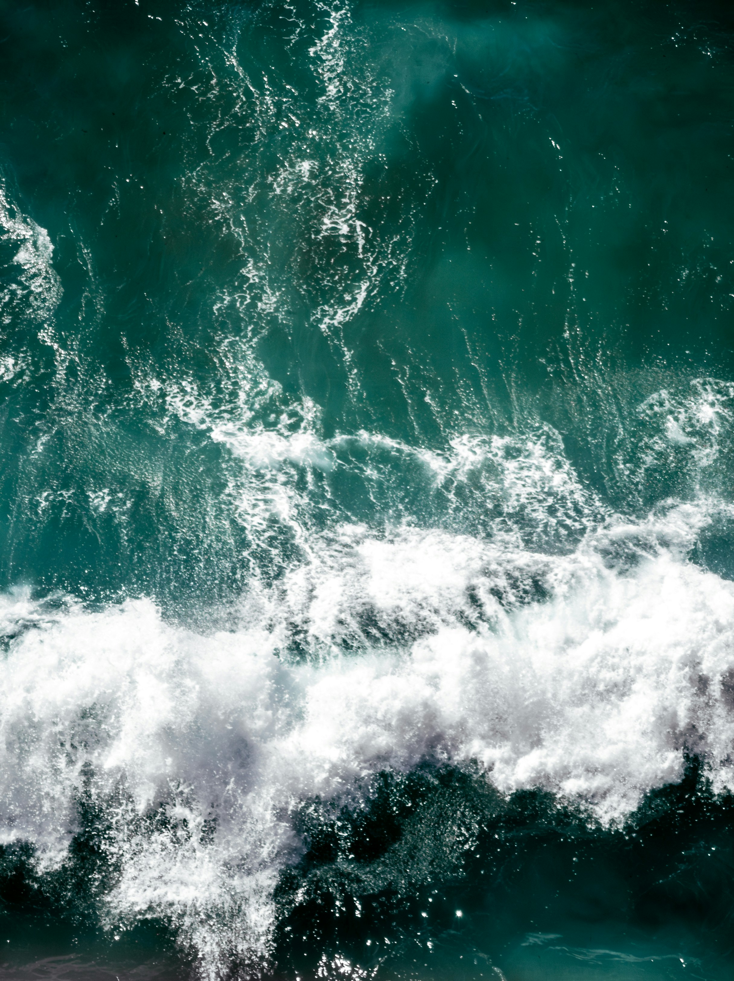 Une personne sur une planche de surf sur une vague dans l’océan