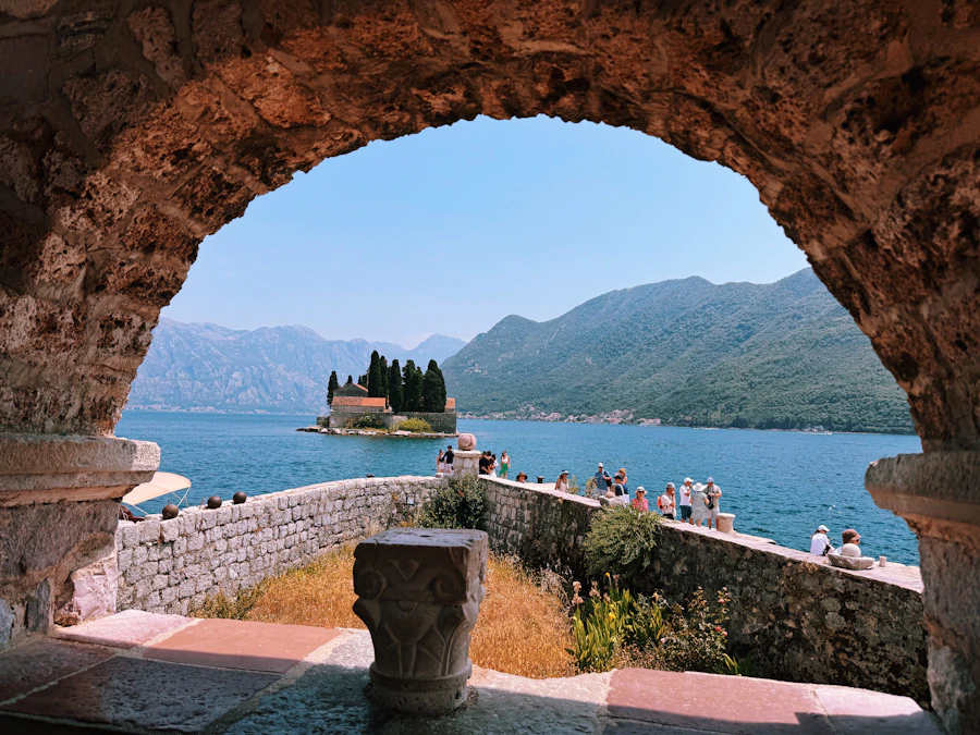 Perast açıklarında Kayaların Leydisi adacığı