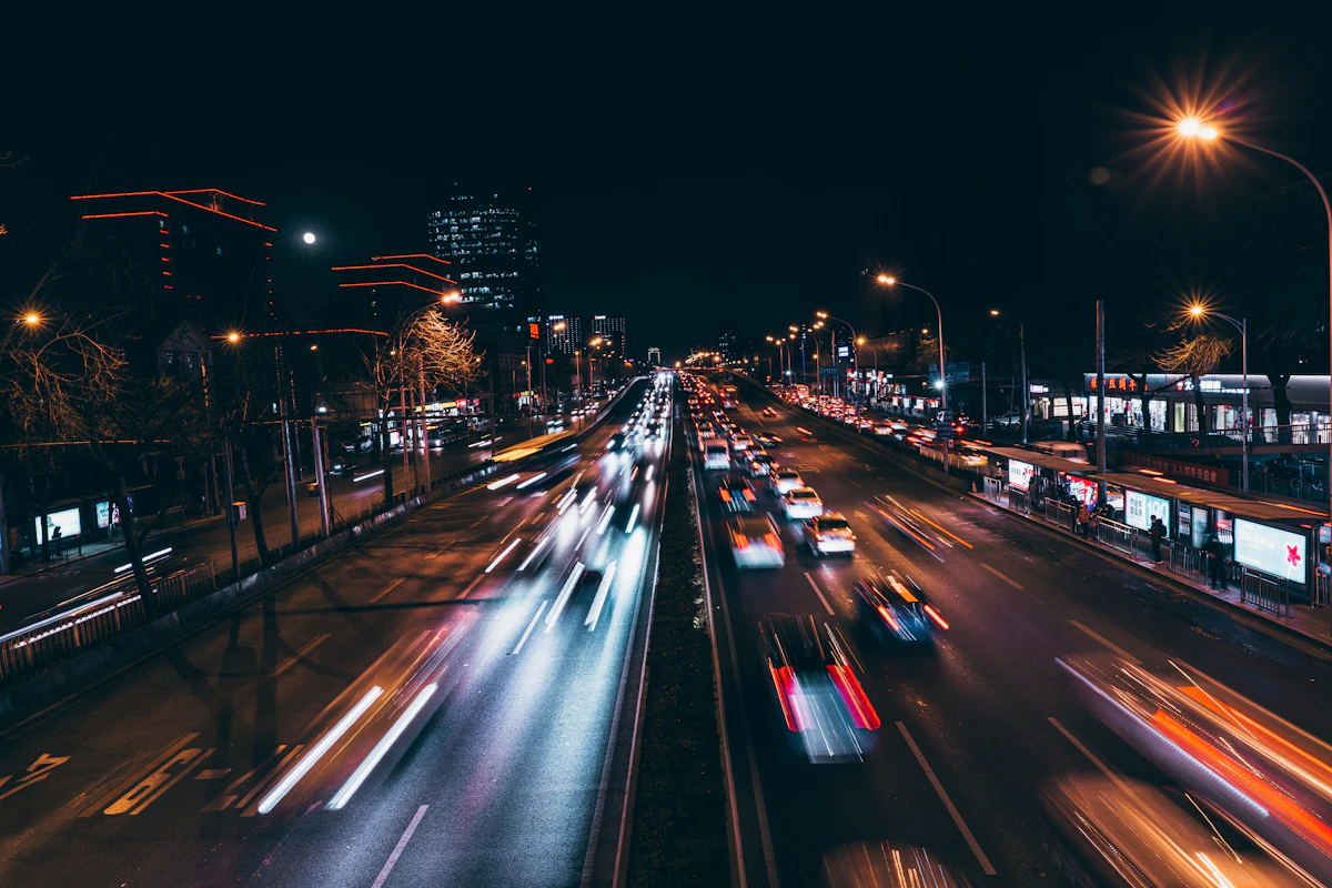 Jalan kota yang padat lalu lintas pada malam hari