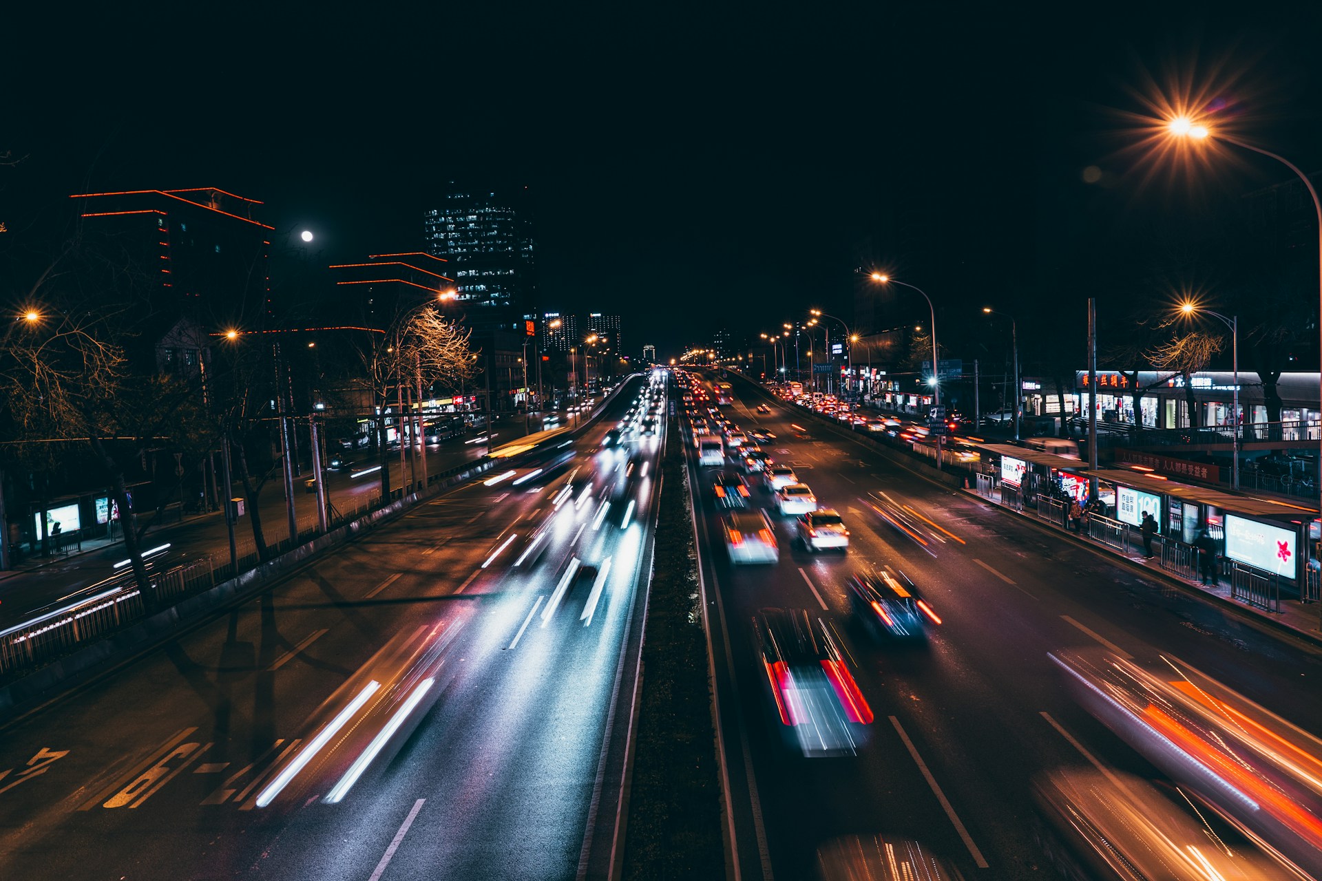 A city street filled with lots of traffic at night