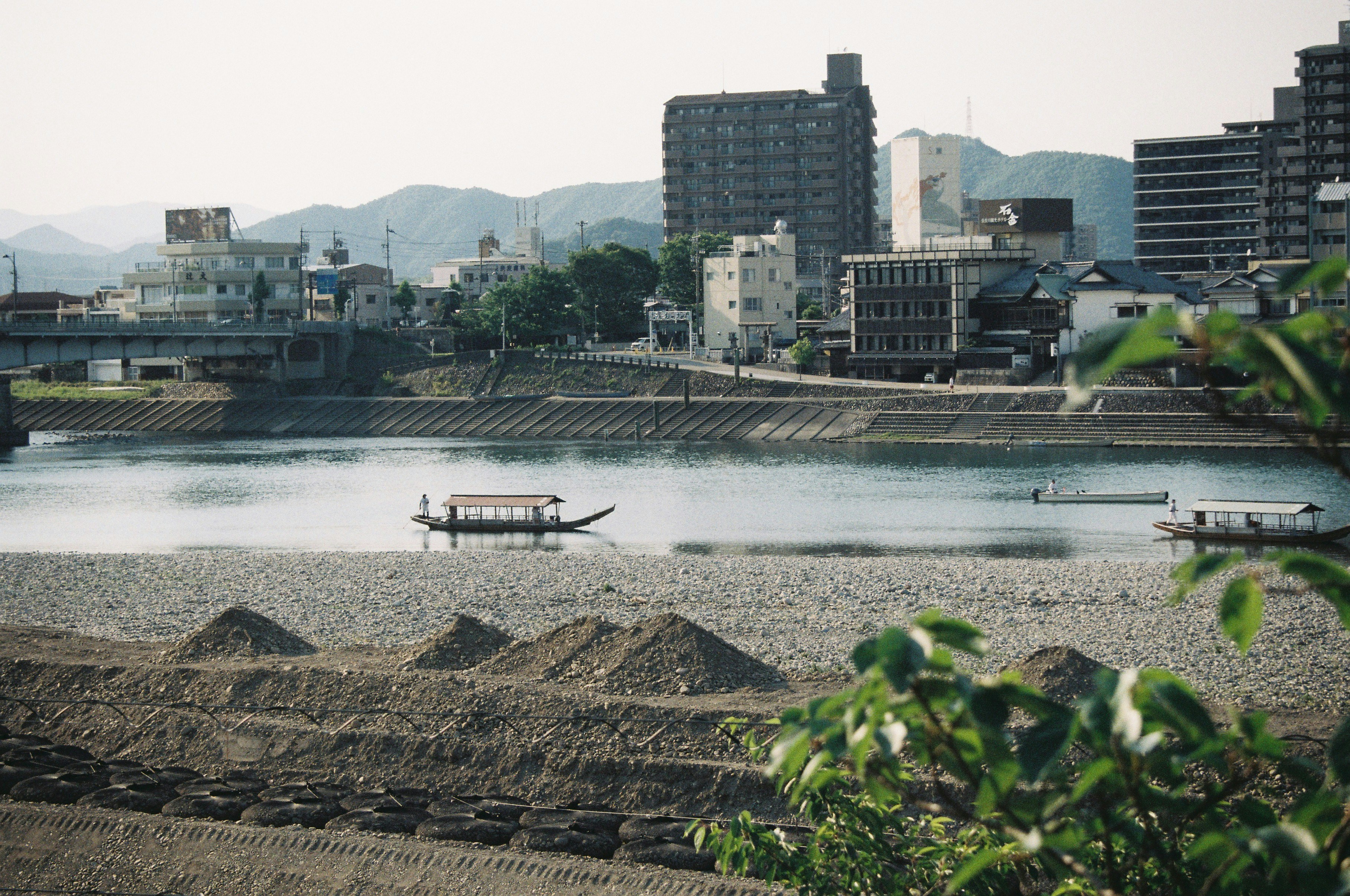 Ein Fluss mit einem Boot und einer Stadt im Hintergrund