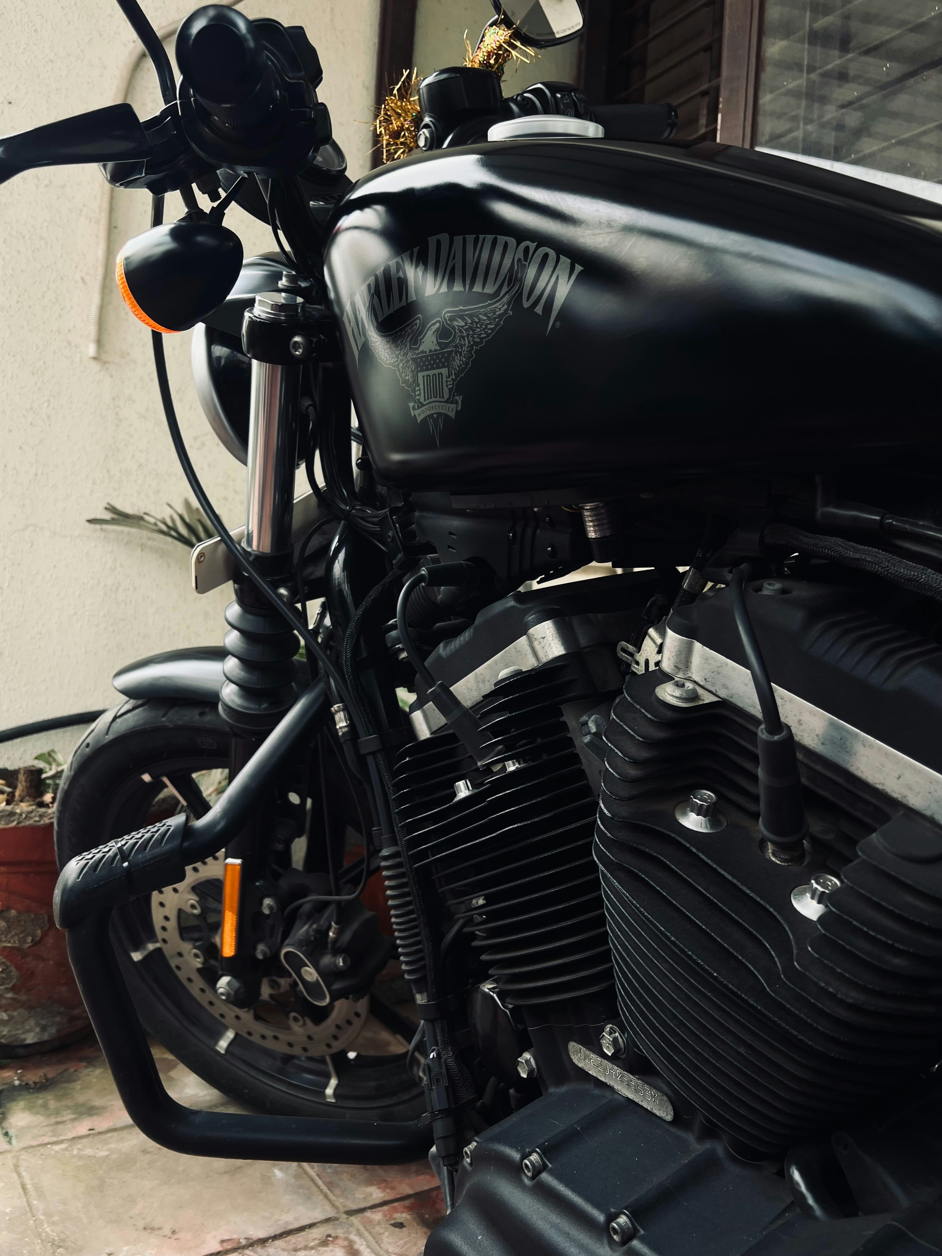 Une moto noire garée devant un immeuble