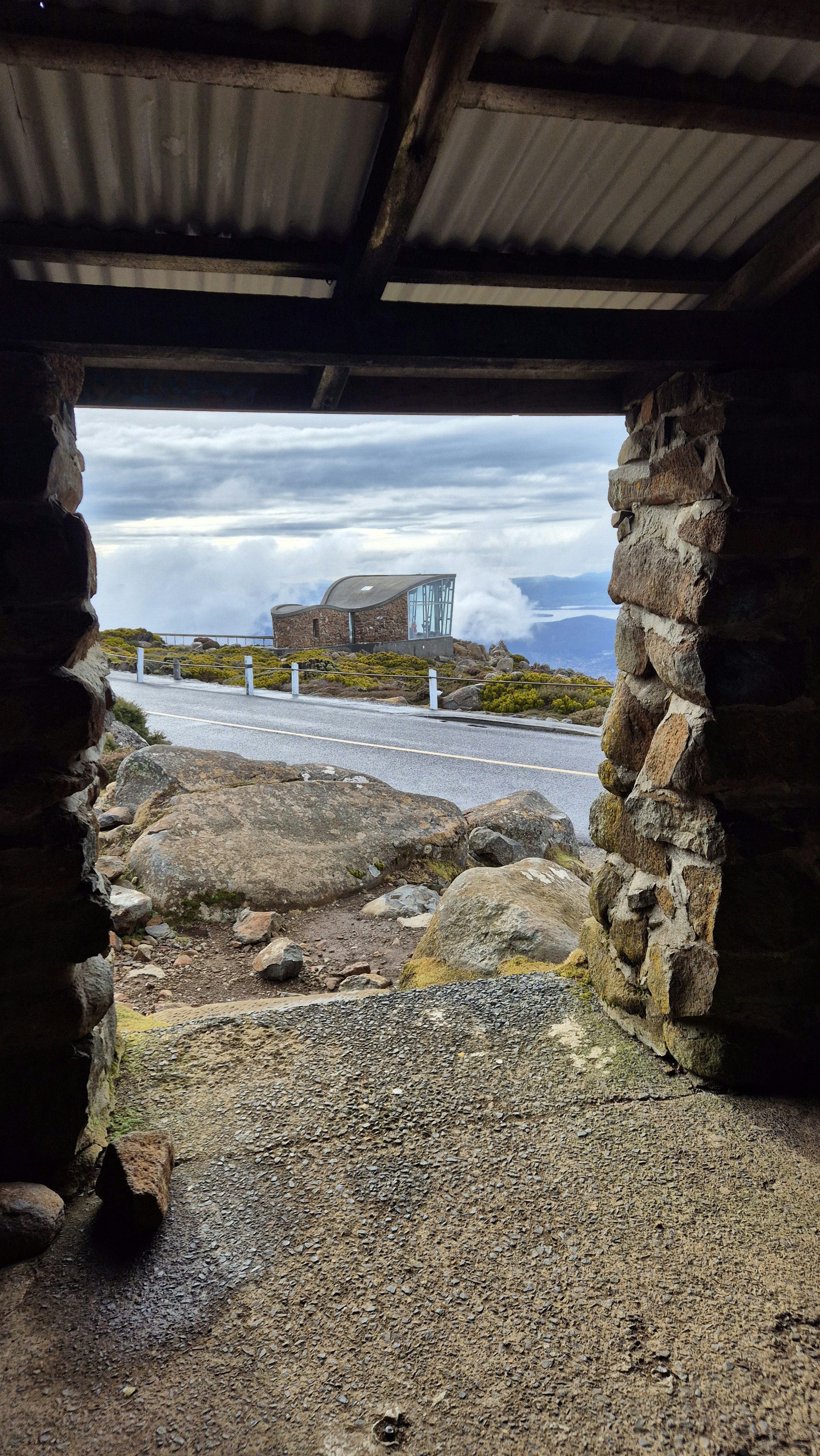 Una vista de una carretera a través de una pequeña ventana