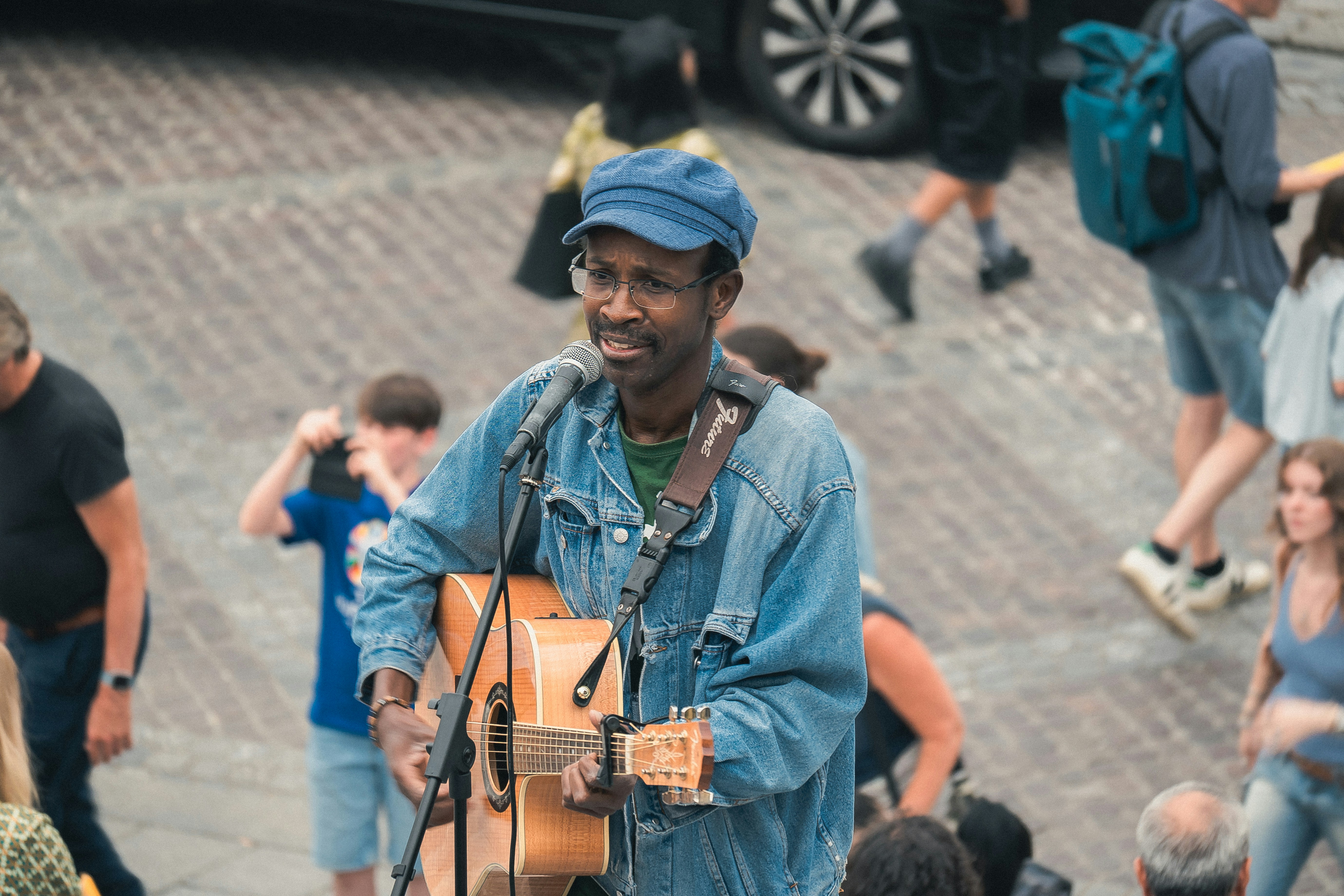 Ein Mann, der vor einer Menschenmenge Gitarre spielt