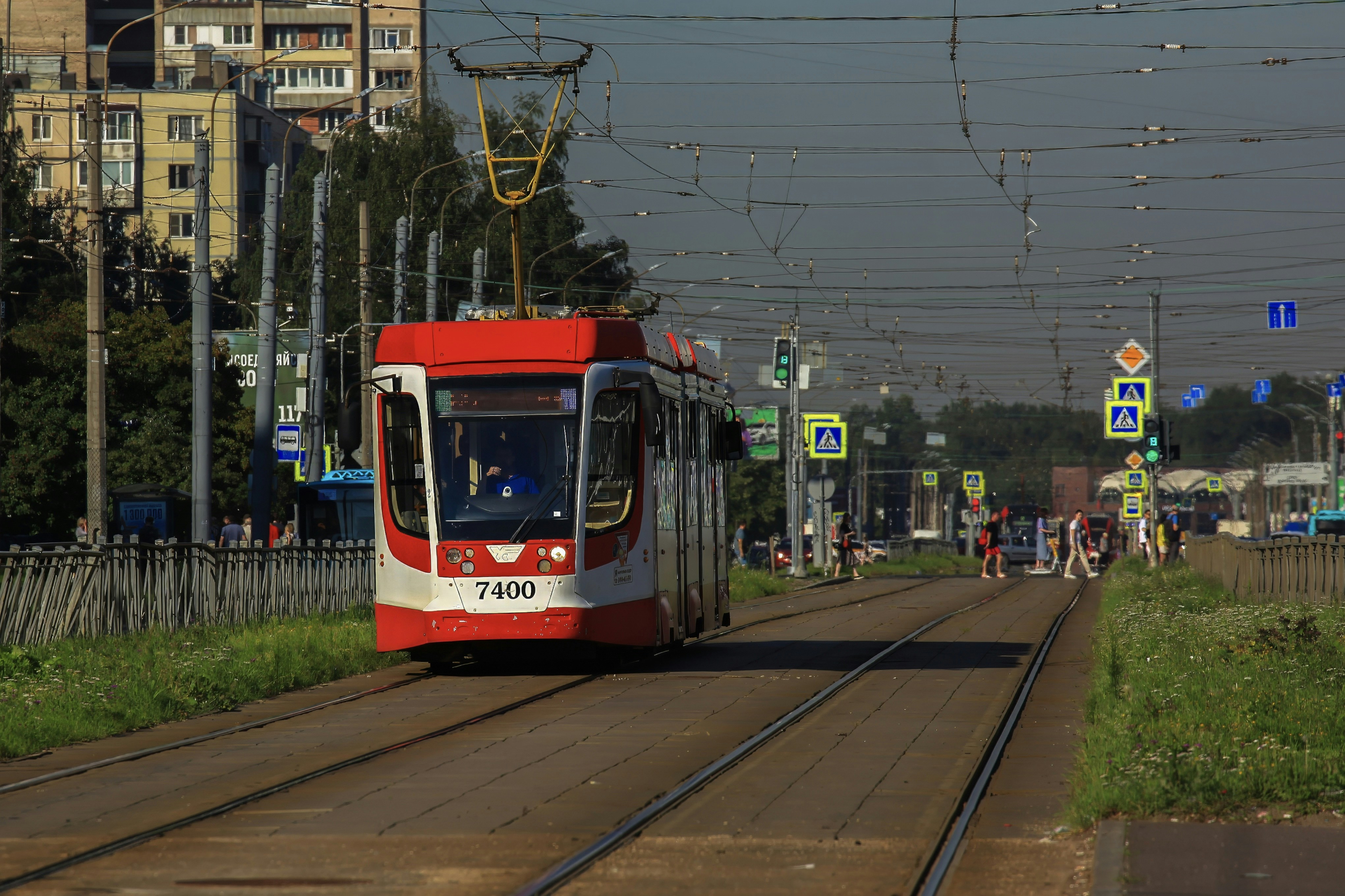 Un train rouge et blanc circulant sur les voies ferrées