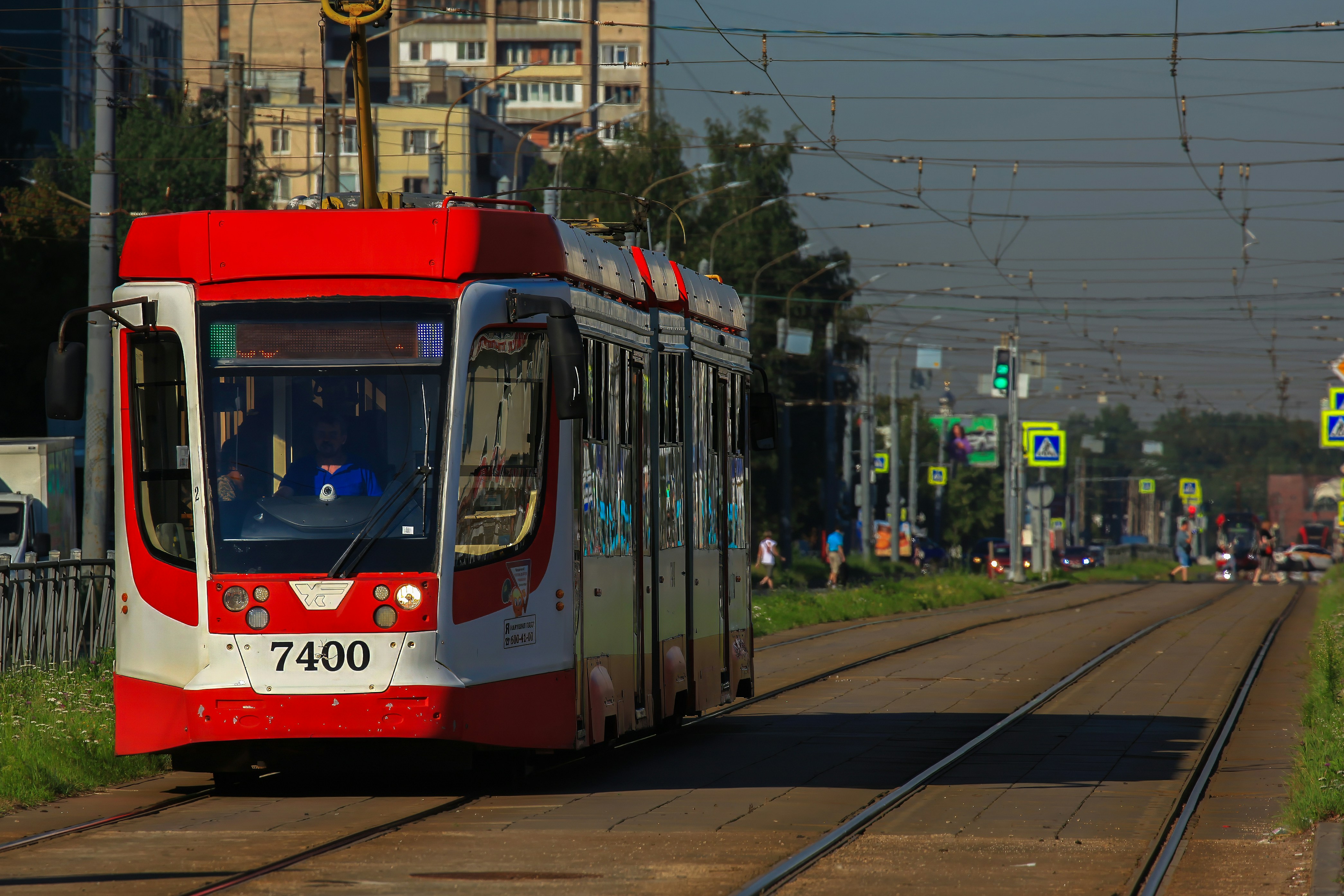 Un train rouge et blanc circulant sur les voies ferrées