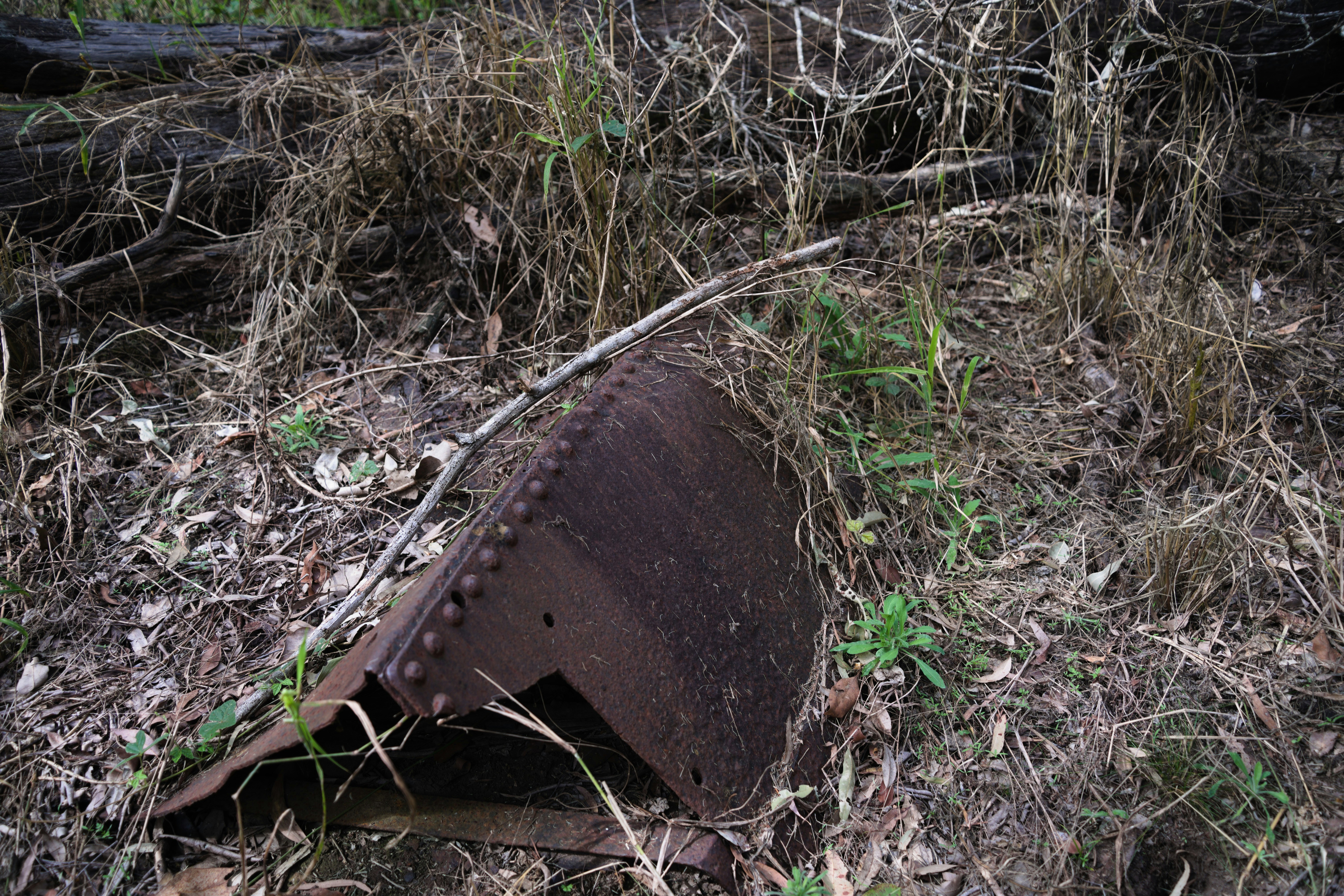 Um tubo de metal deitado no meio de um campo