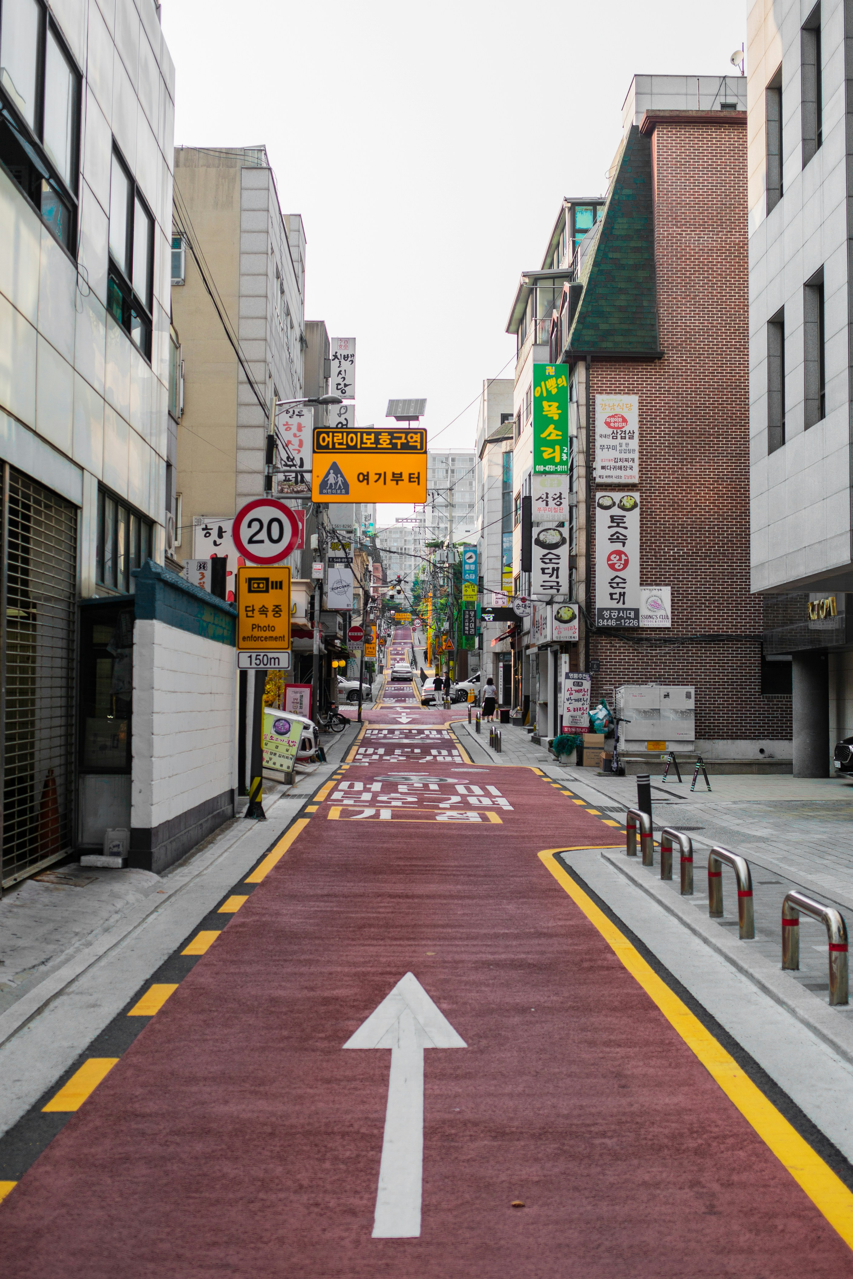 Una calle con una flecha blanca pintada en ella