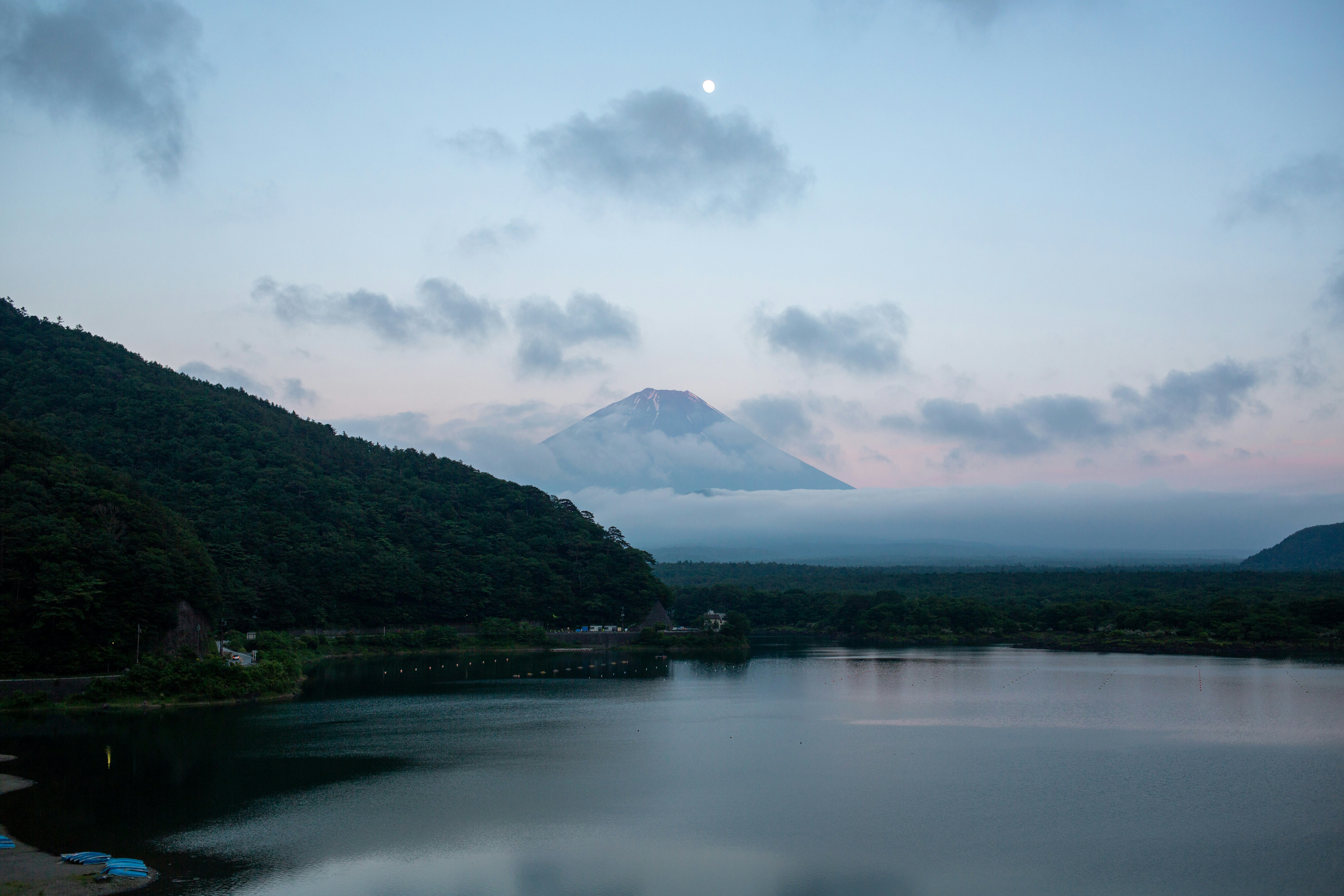 Un cuerpo de agua con una montaña al fondo