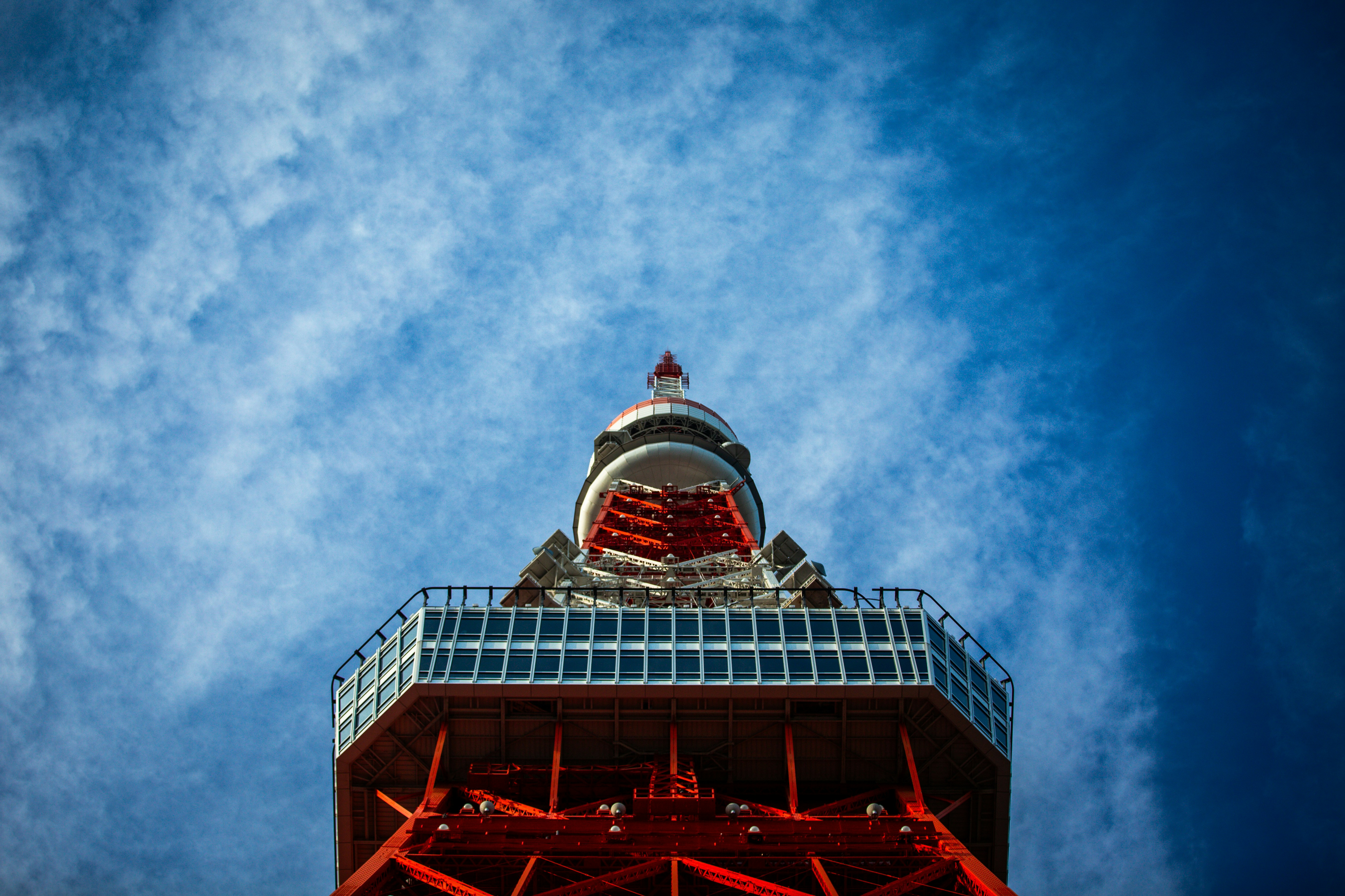 Una torre muy alta con un cielo al fondo