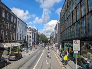 A city street filled with lots of traffic