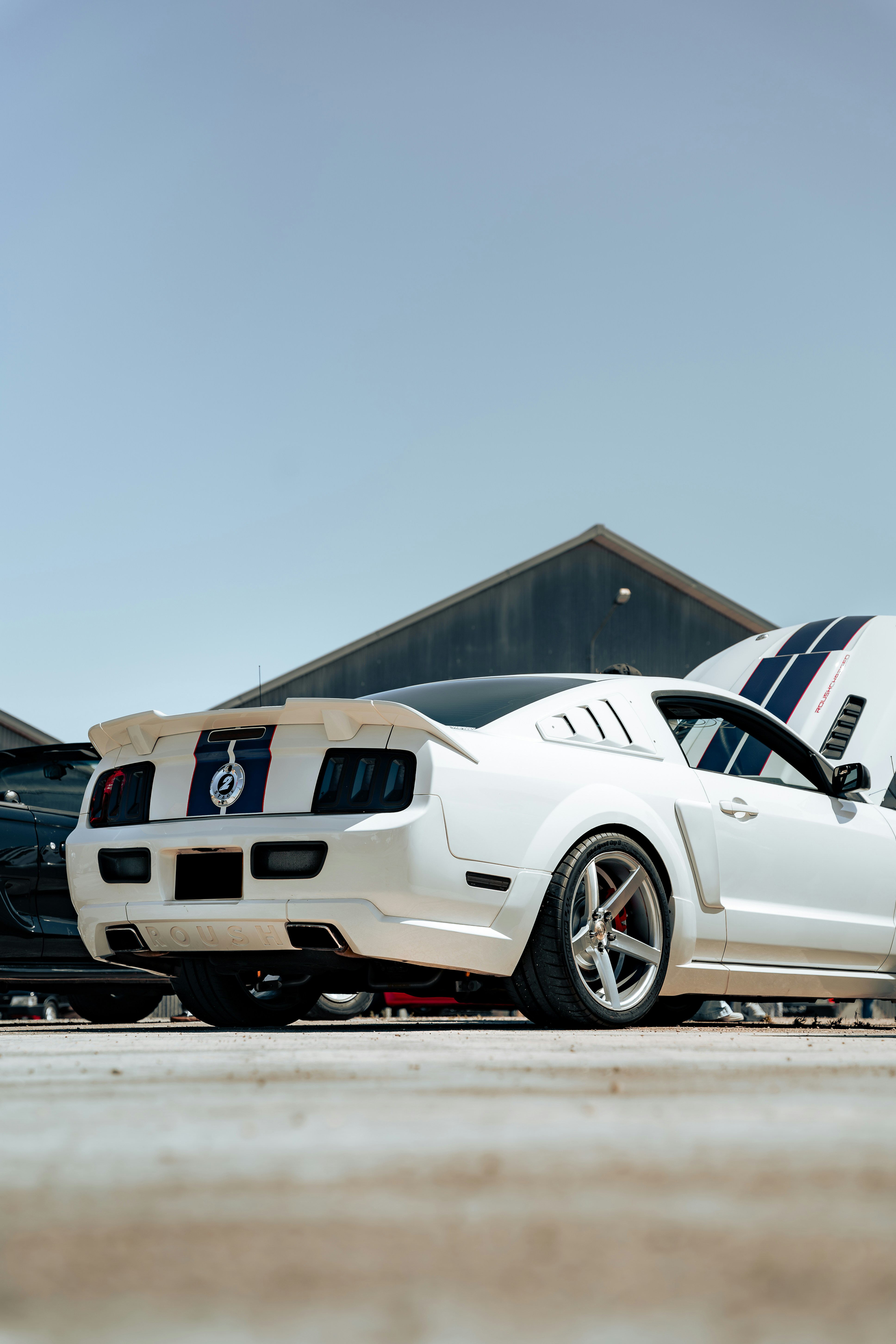 Un mustang blanco aparcado frente a un edificio foto – Imagen de Coche  gratuita en Unsplash, image size:3000x4500