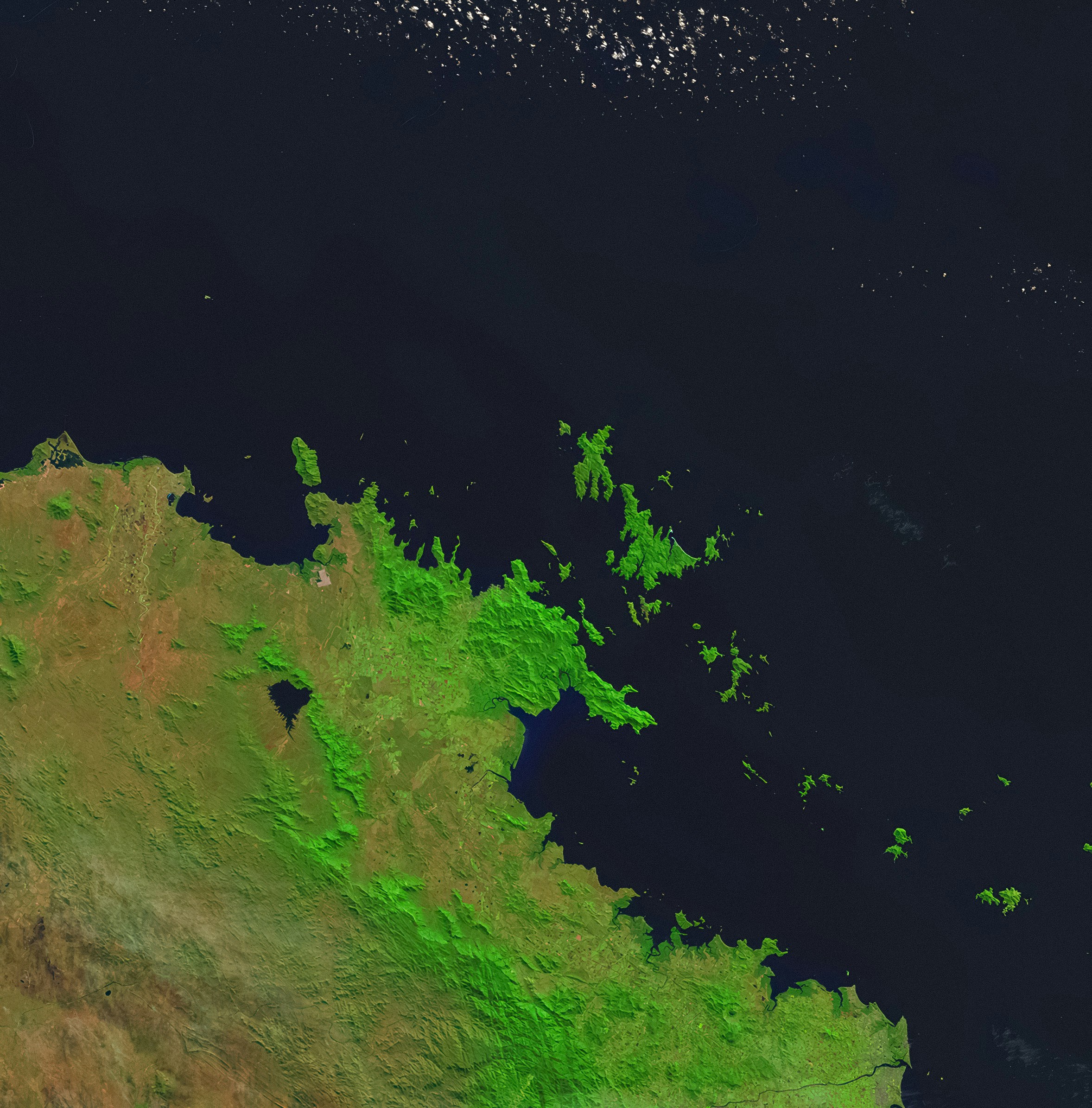 Vista vía satélite de una costa verde con islas