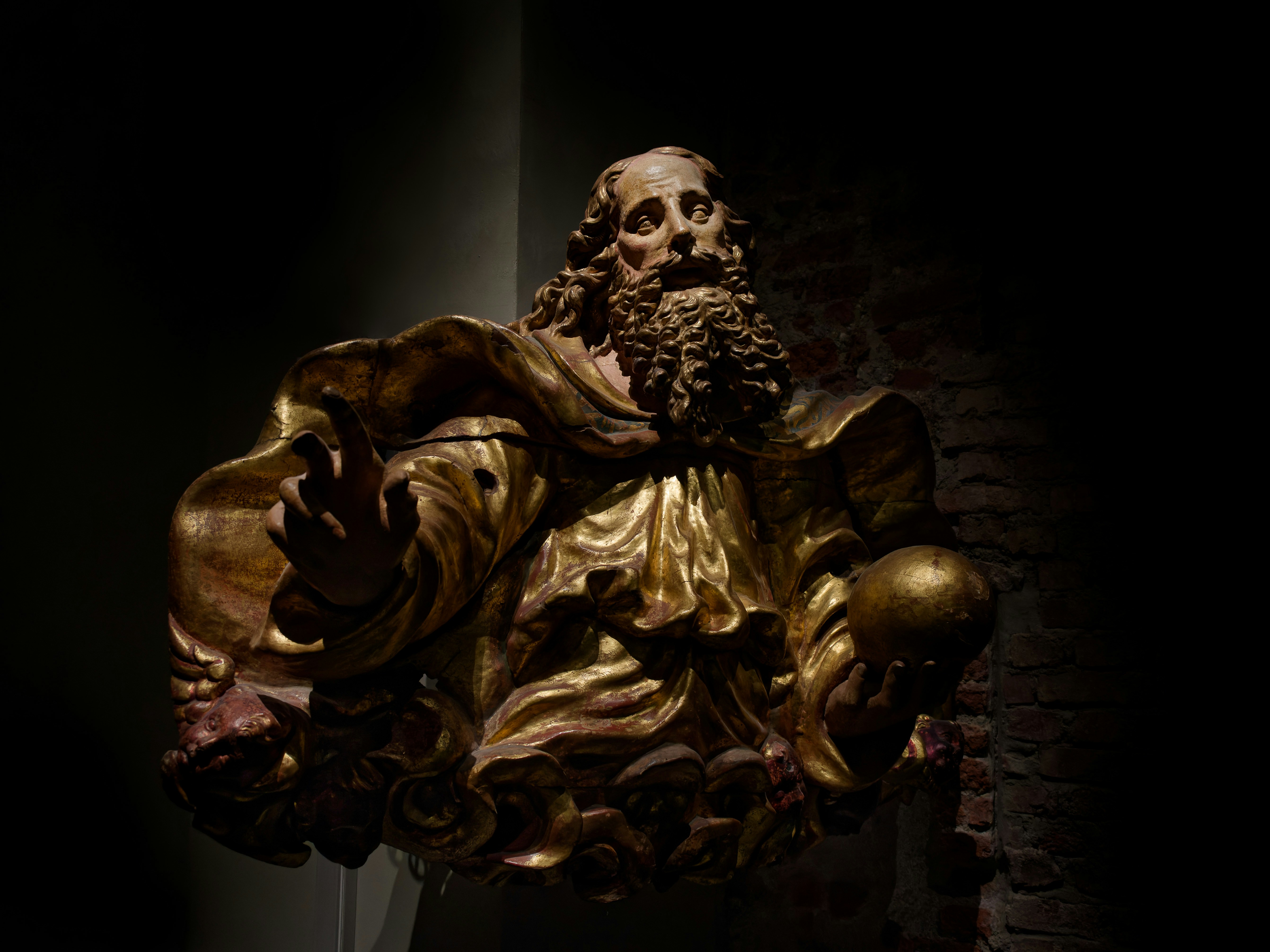 Una statua di un uomo con la barba in una stanza buia