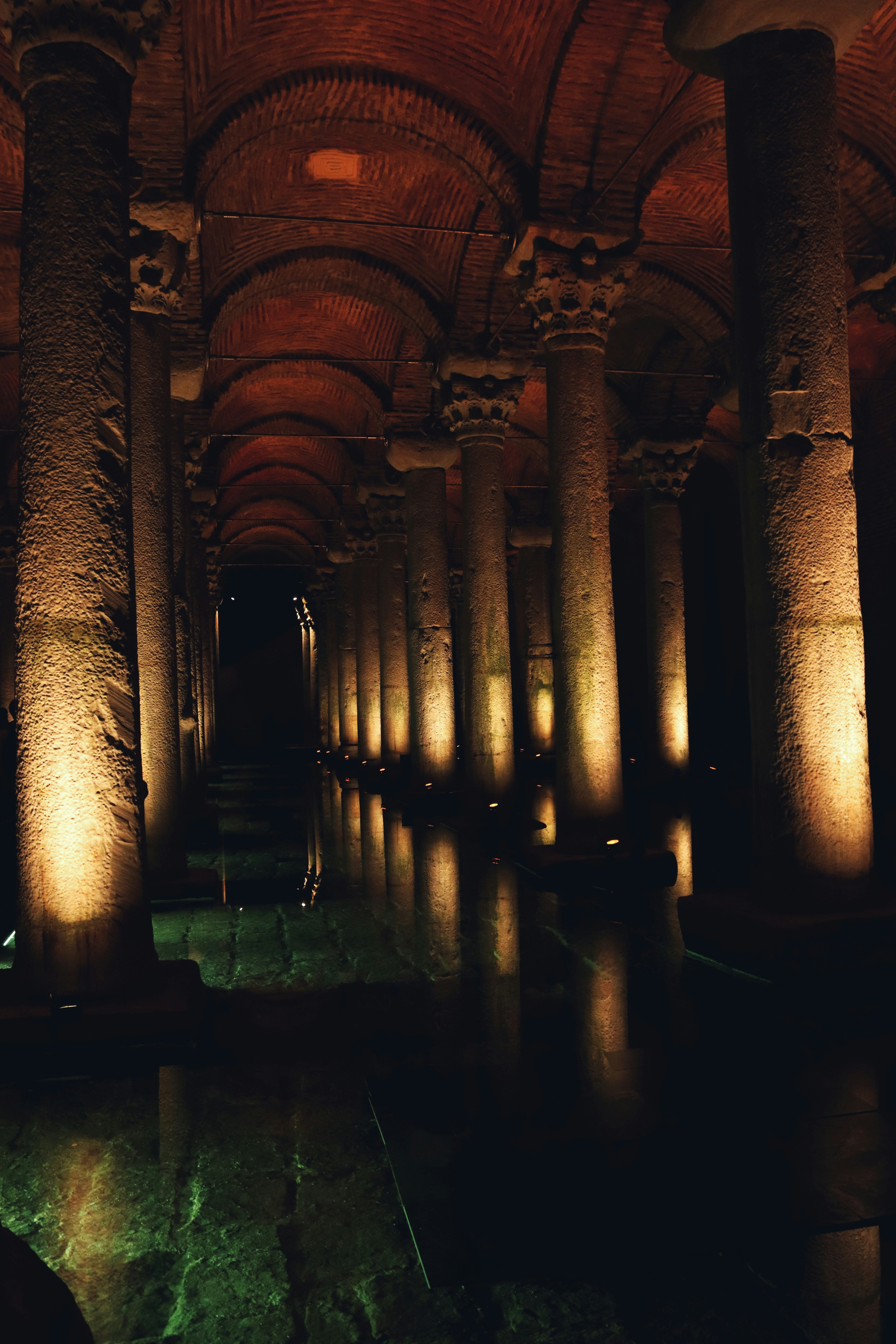 Una grande stanza con colonne e luci