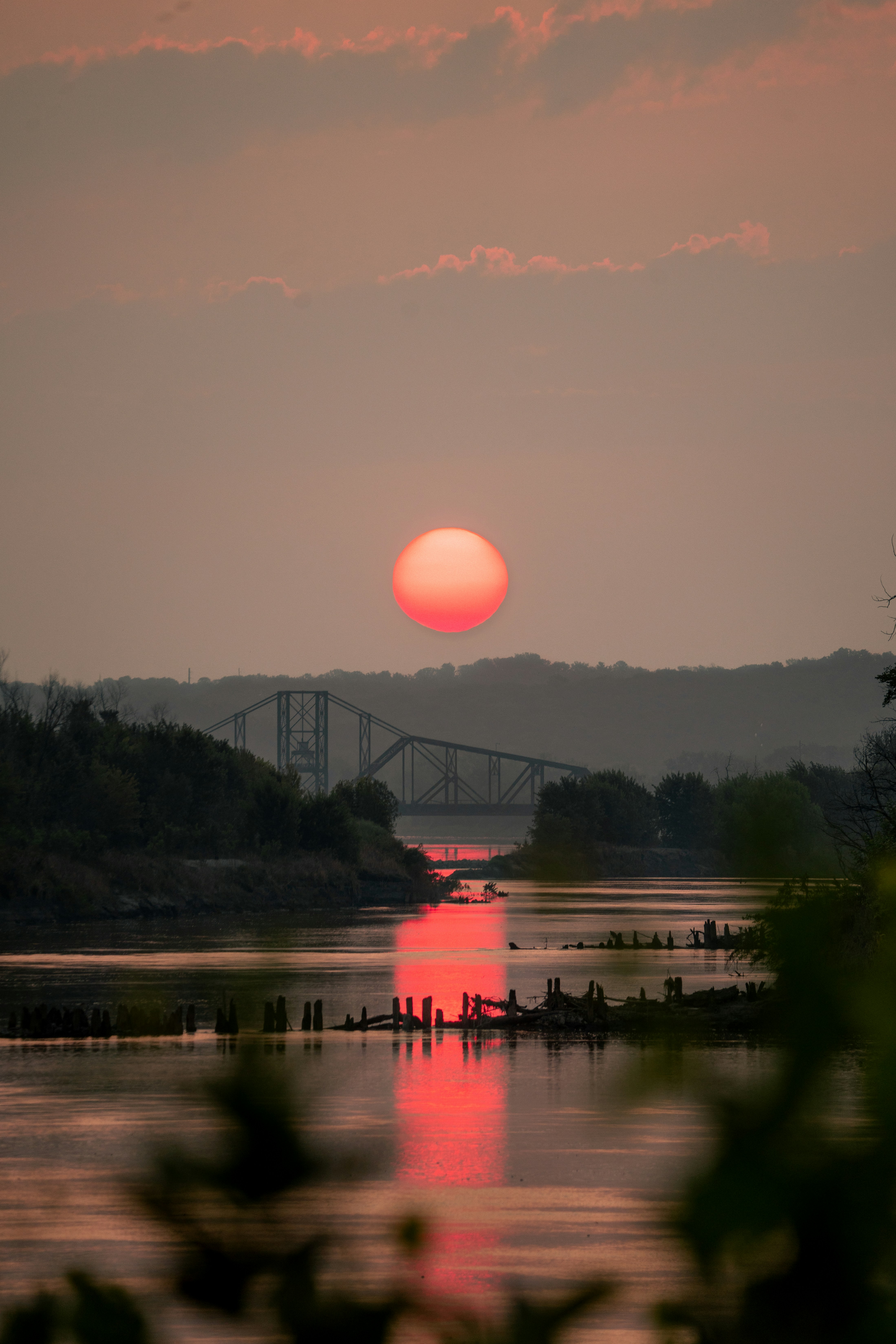 Le soleil se couche sur un plan d’eau