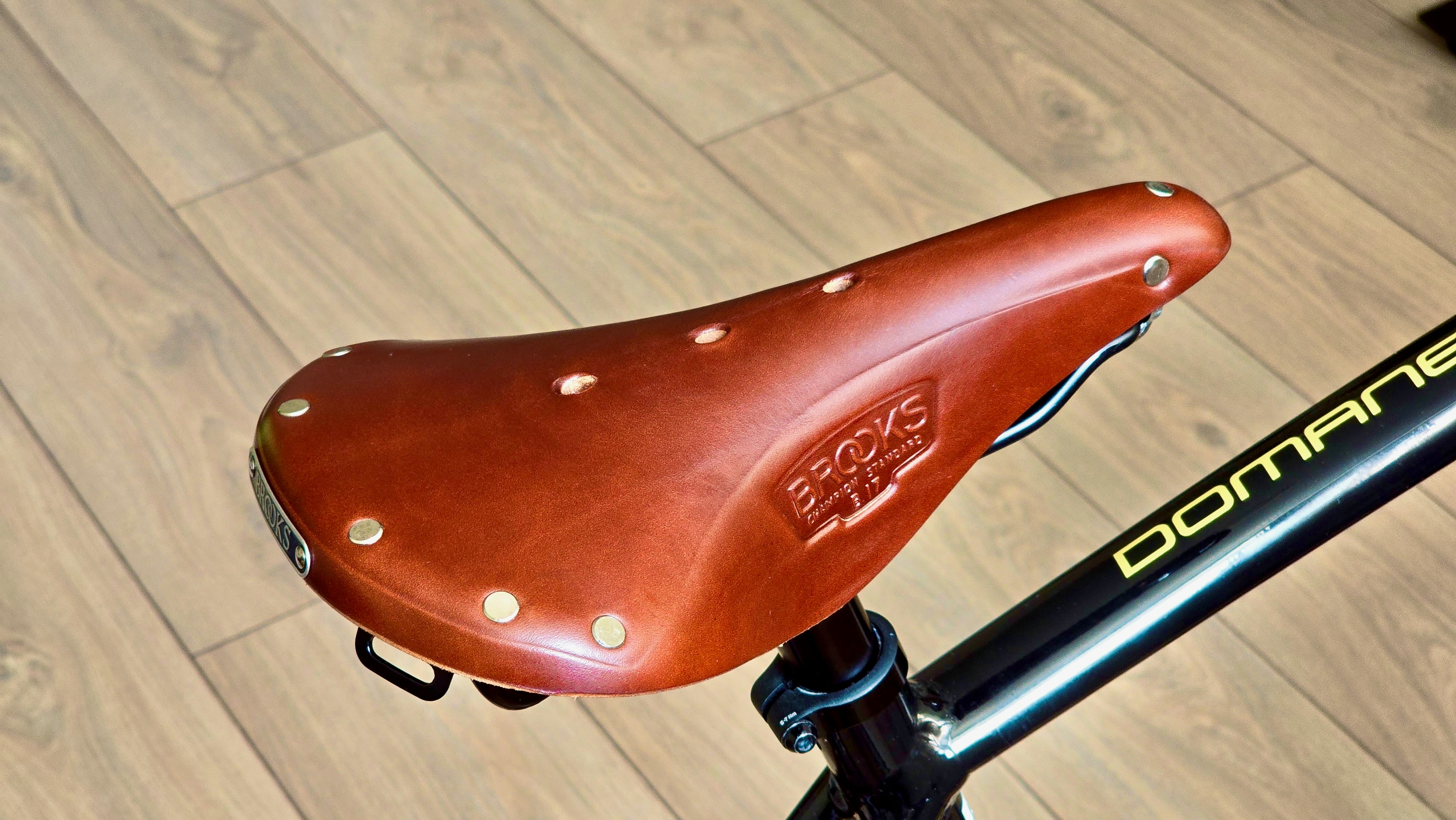 Un primo piano di un seggiolino per bici su una bici
