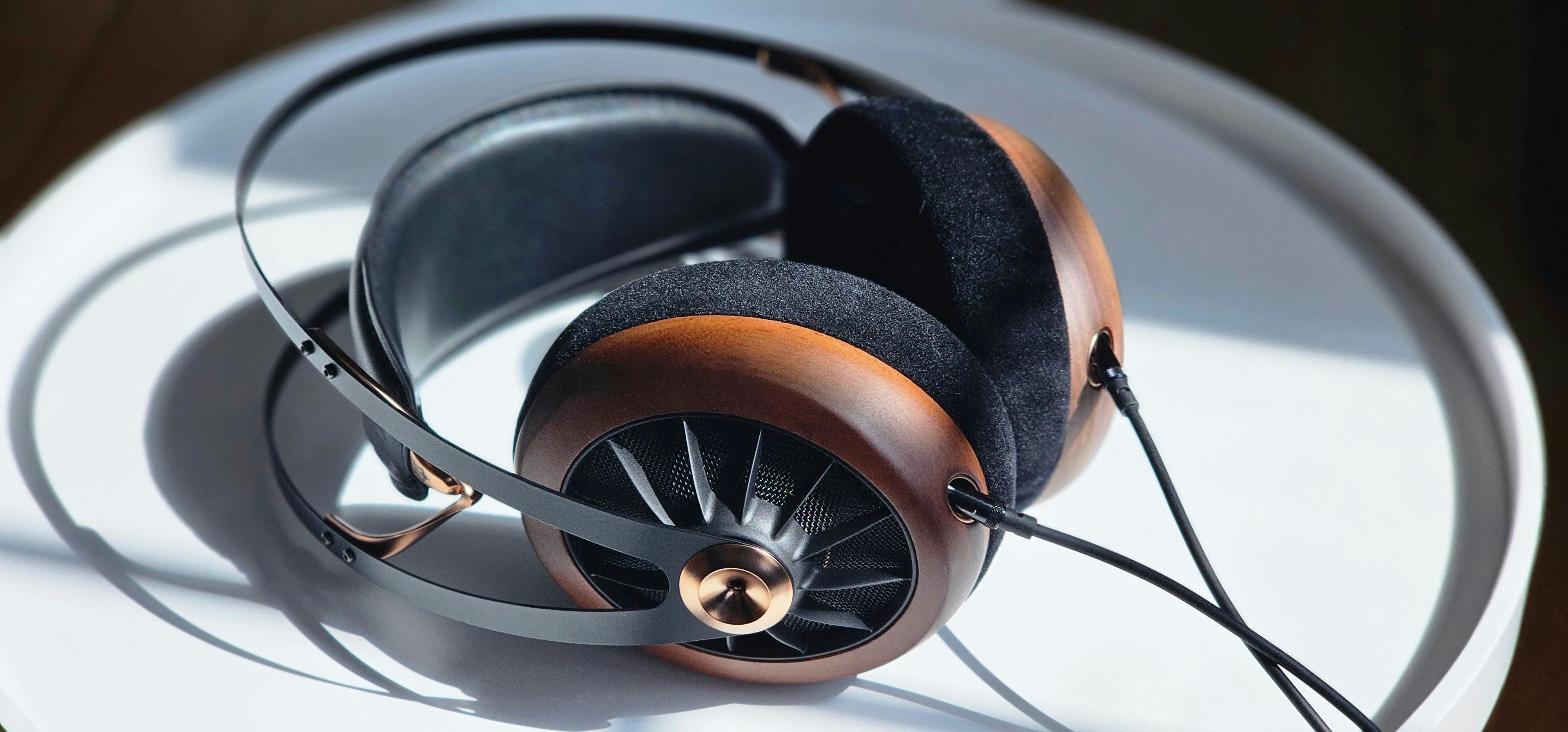 Un paio di cuffie sedute sopra un tavolo