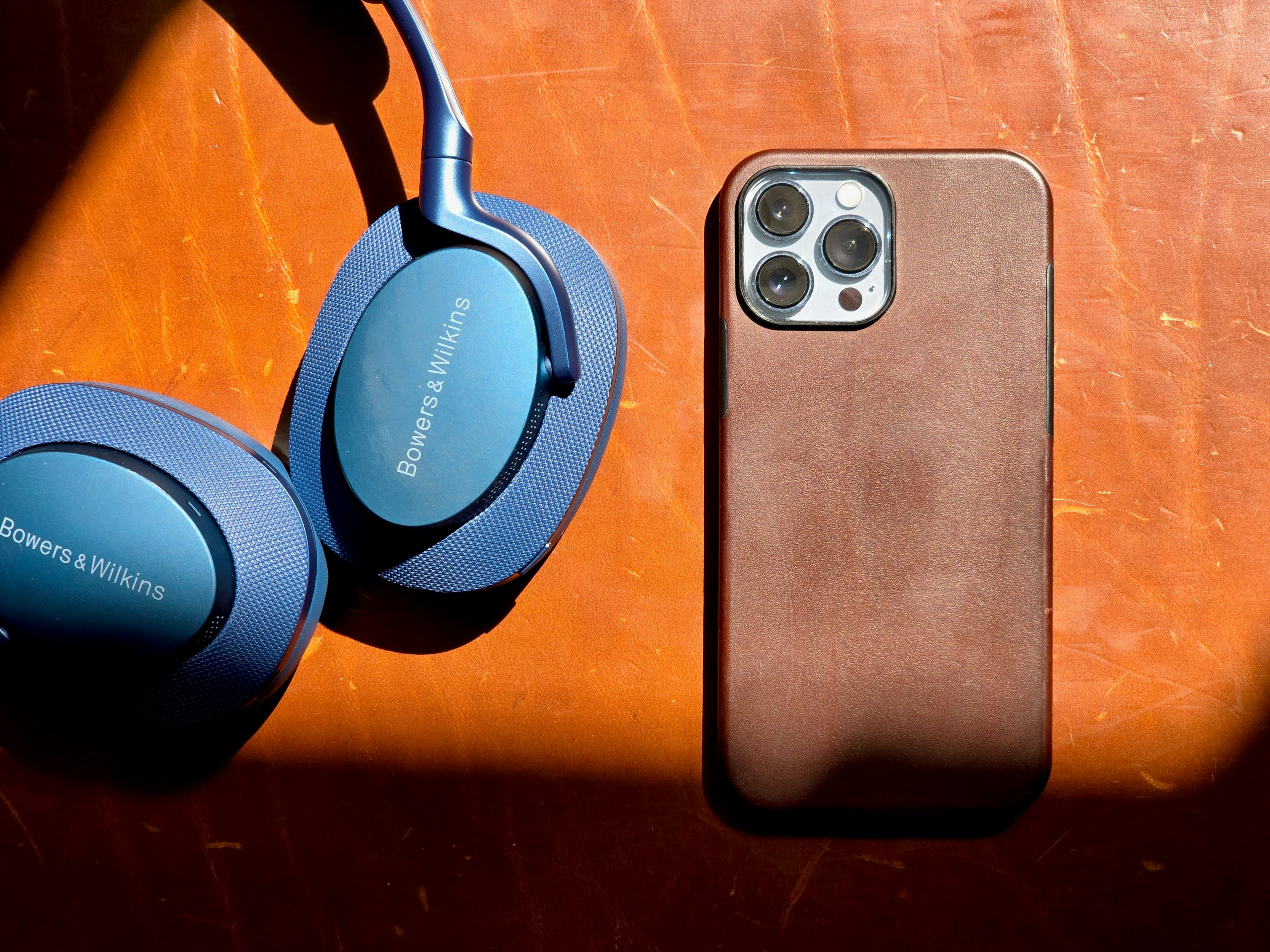 Un paio di cuffie accanto a un iPhone