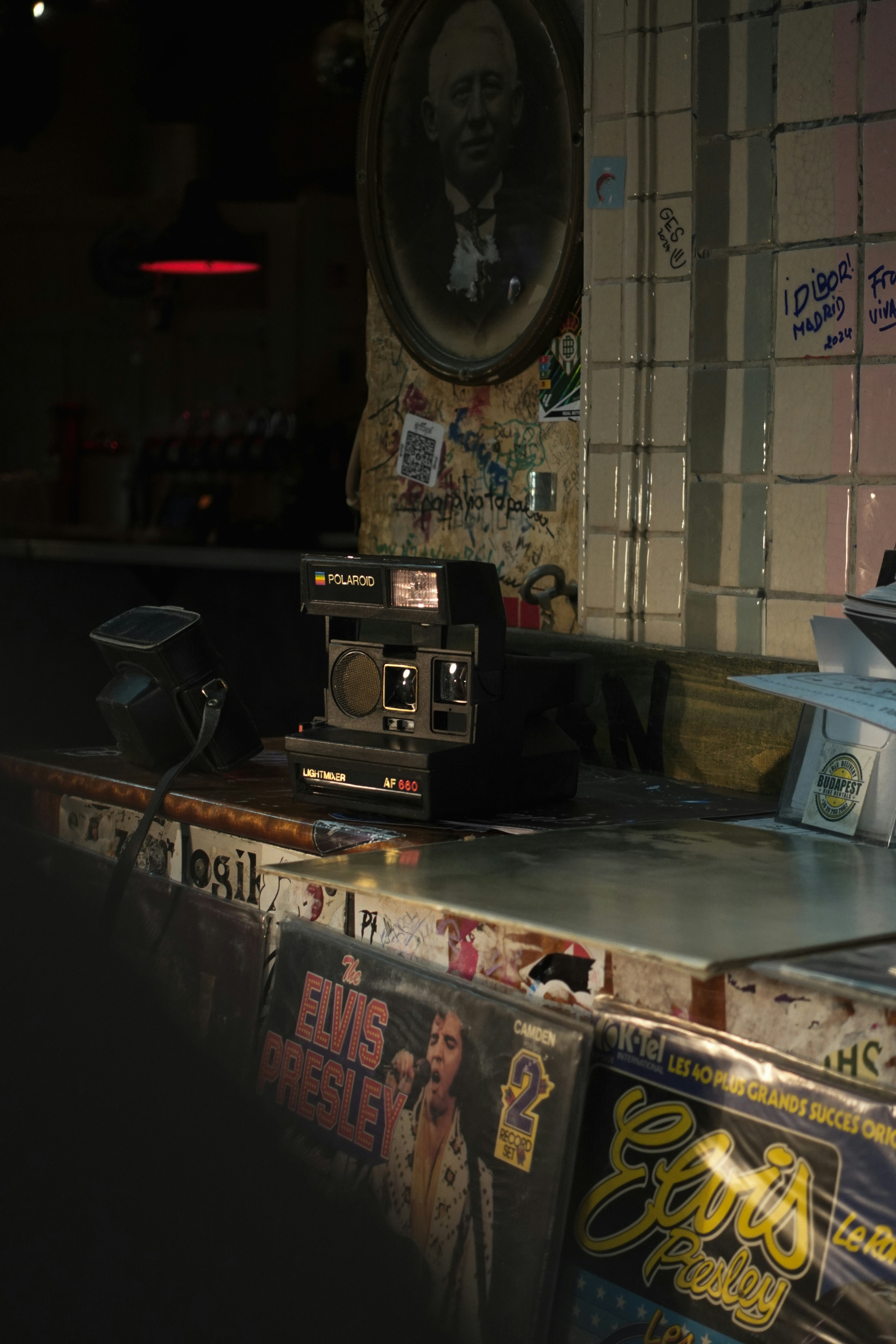 스티커가 많이 붙어있는 식당의 카운터