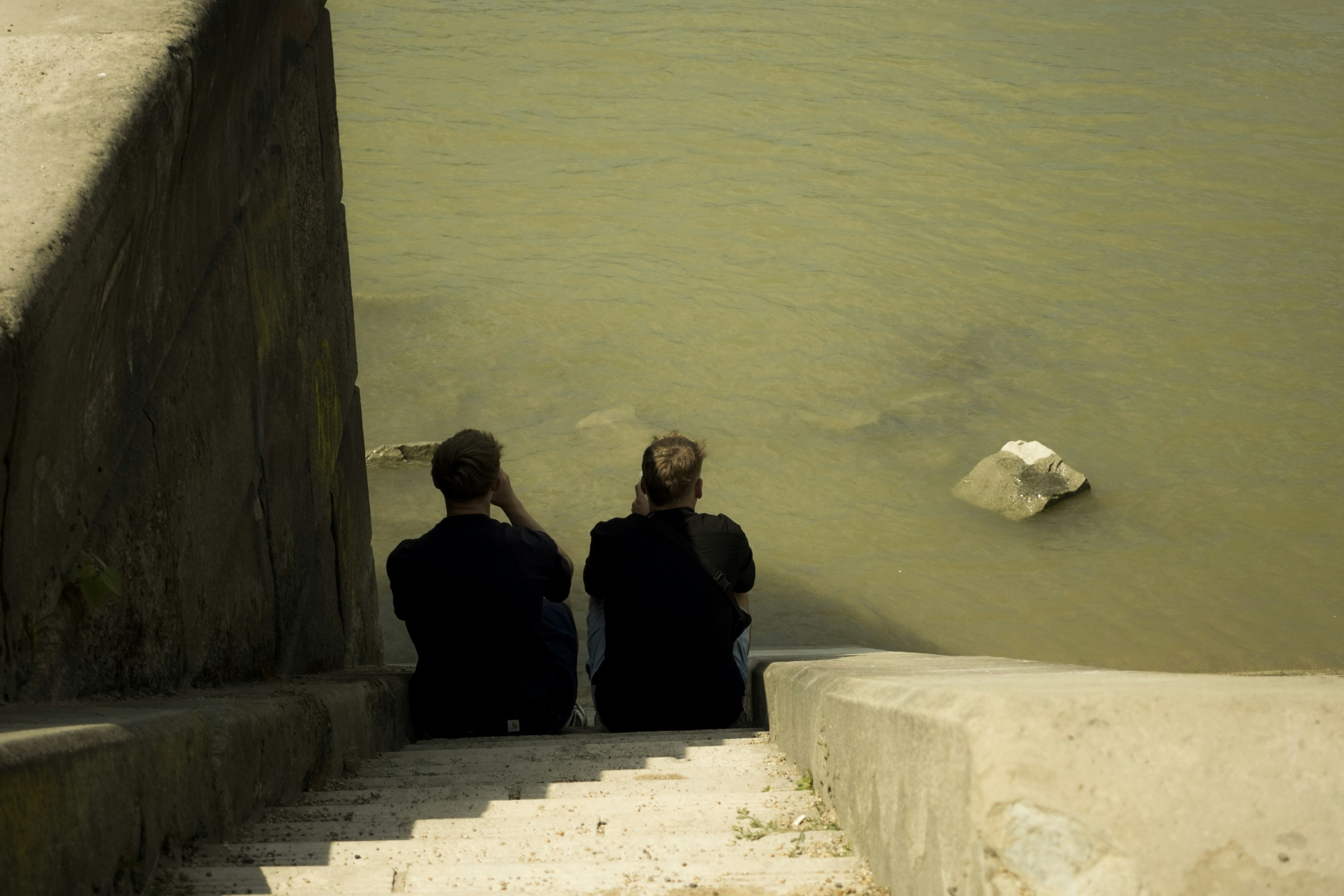 몇 가지 계단에 서있는 두 사람
