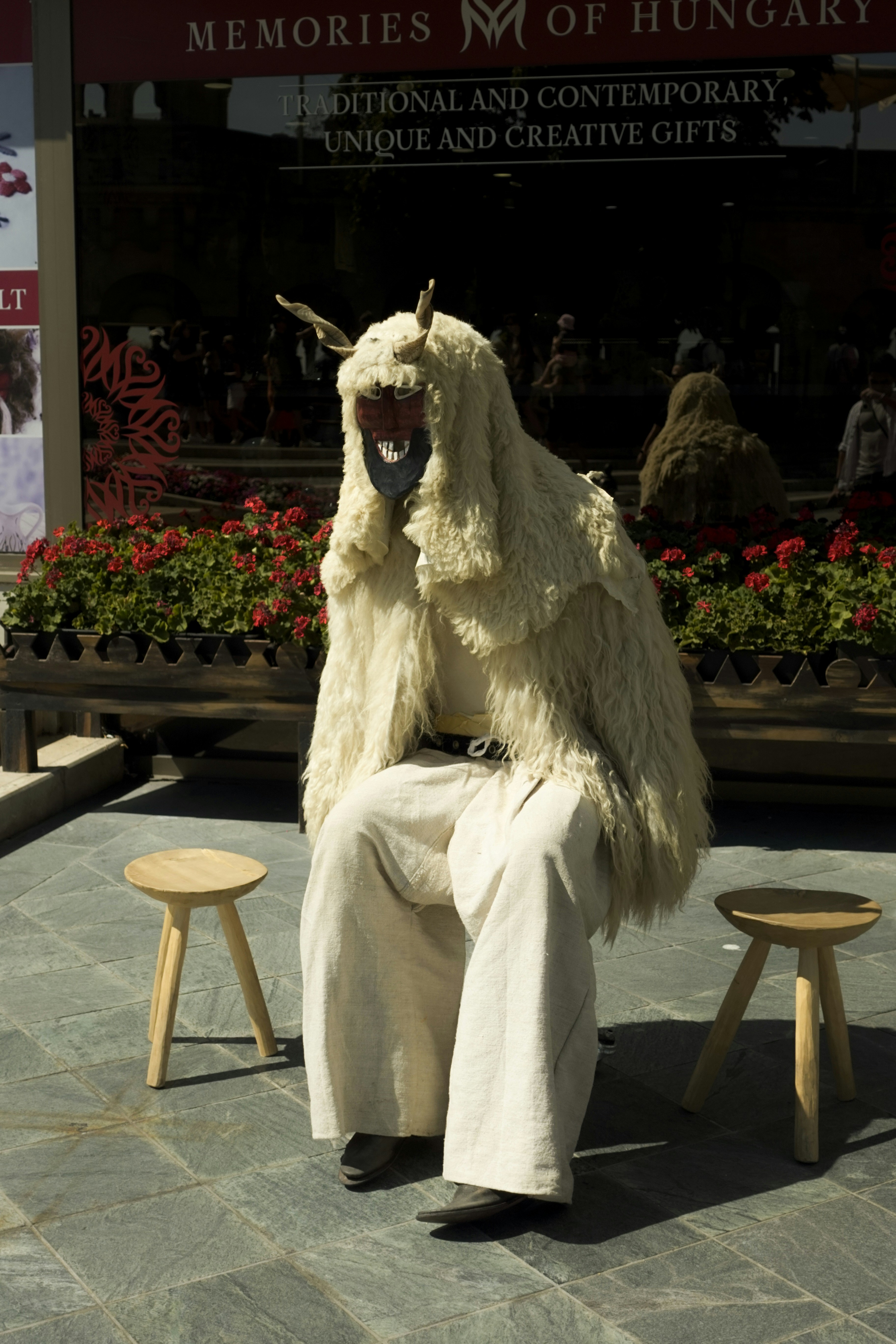 의상을 입은 남자가 벤치에 앉아 있다