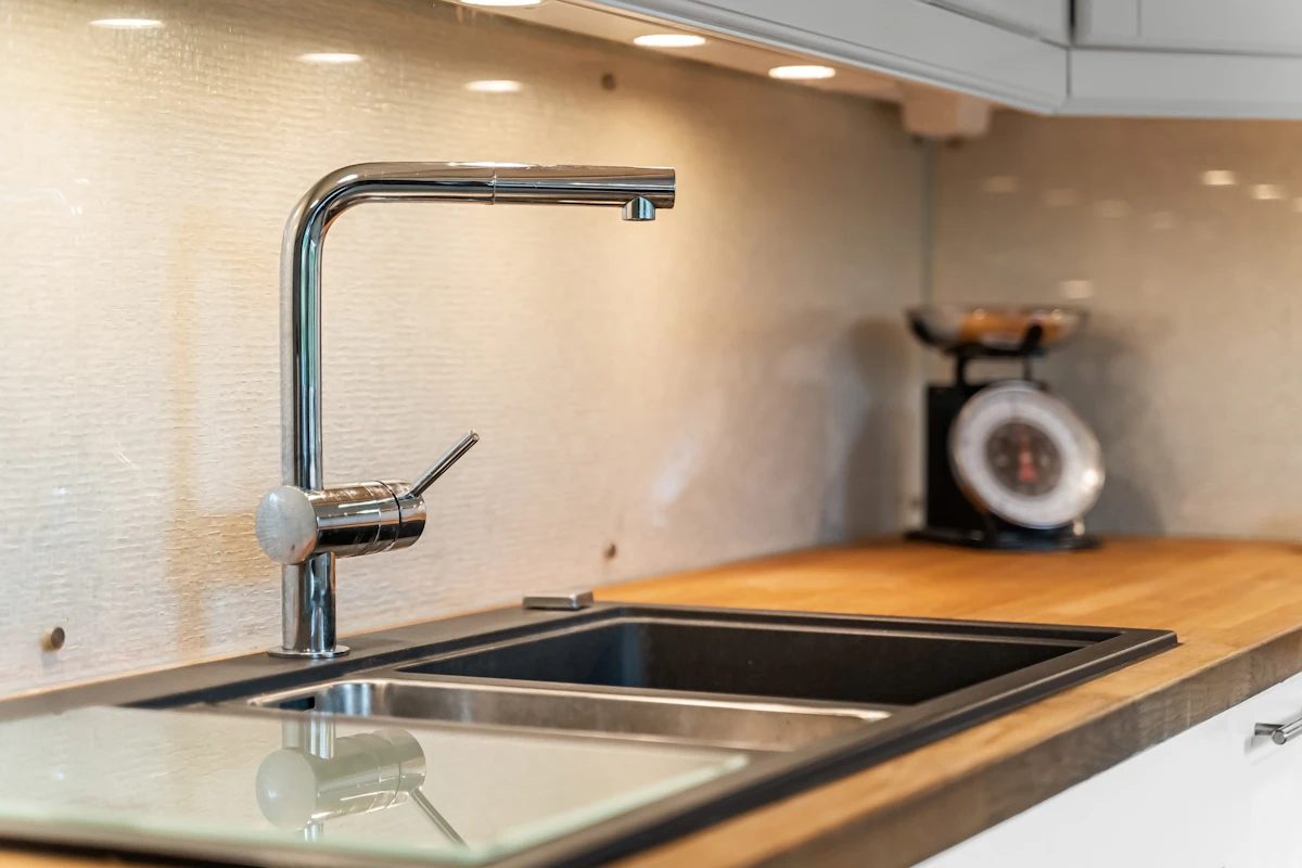 Modern kitchen sink and faucet with stainless basin