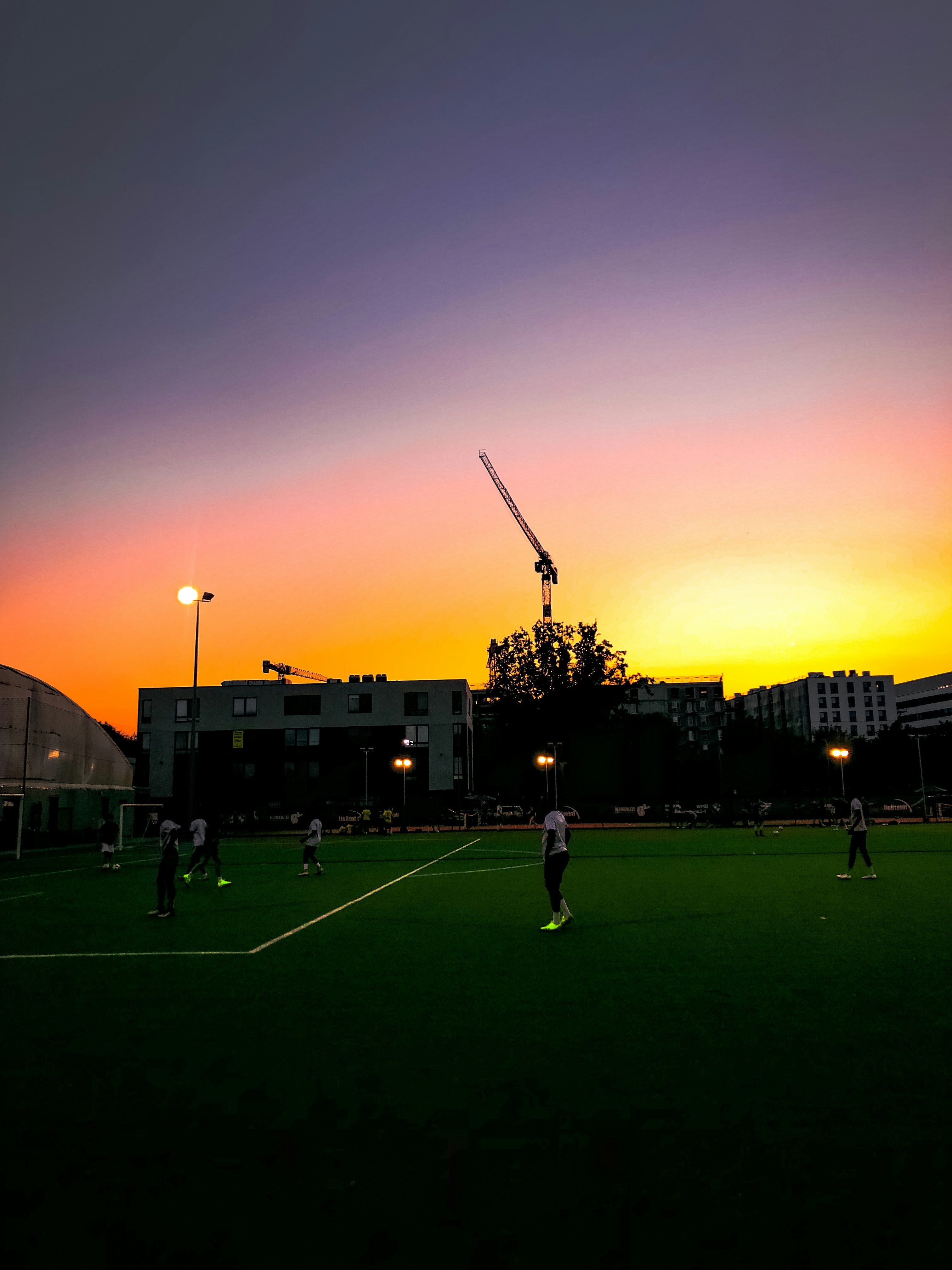 Professioneel voetbalveld met spelers in training