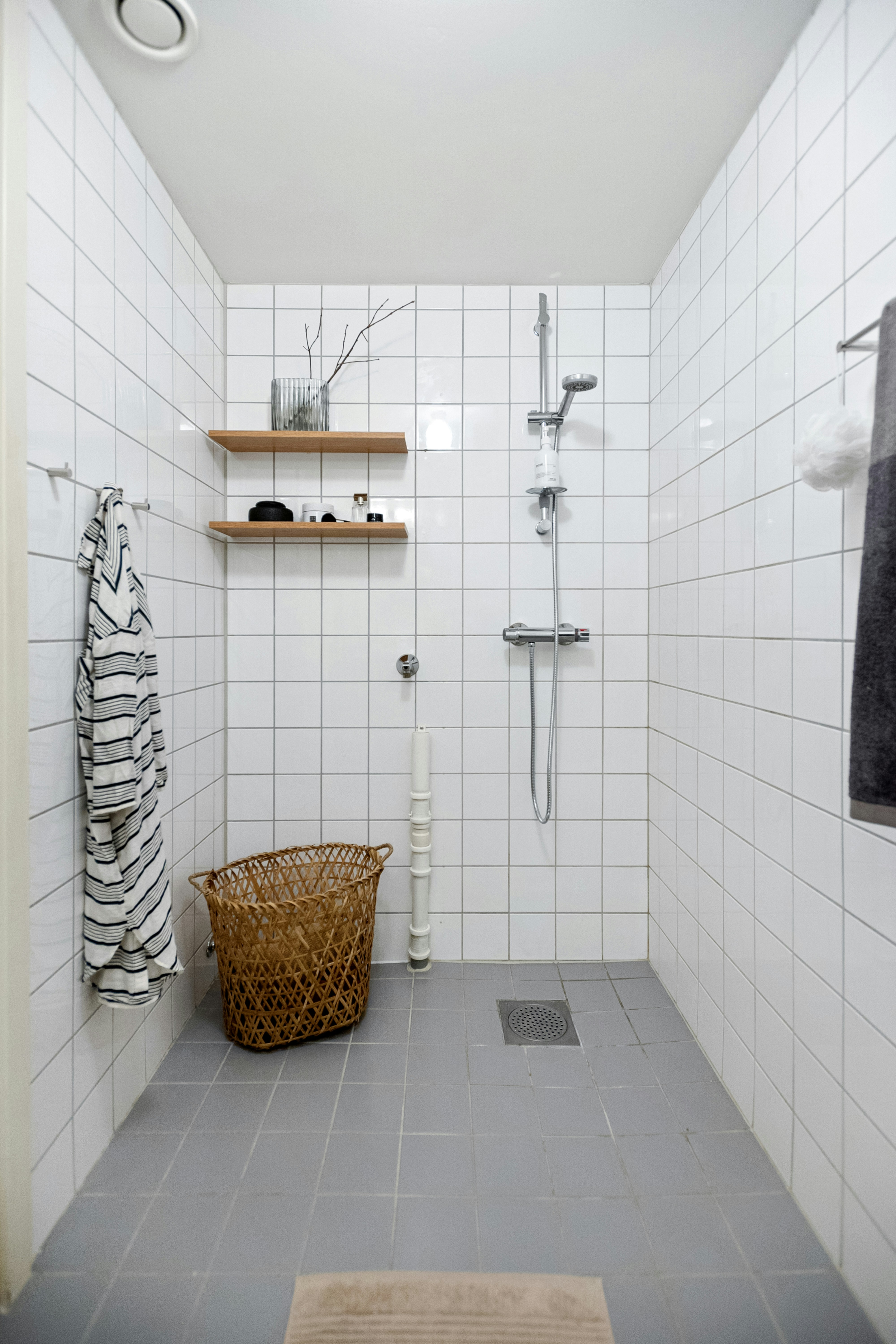 Tiny Bathroom, Big Towel Trouble? DIY Storage Solutions to the Rescue!